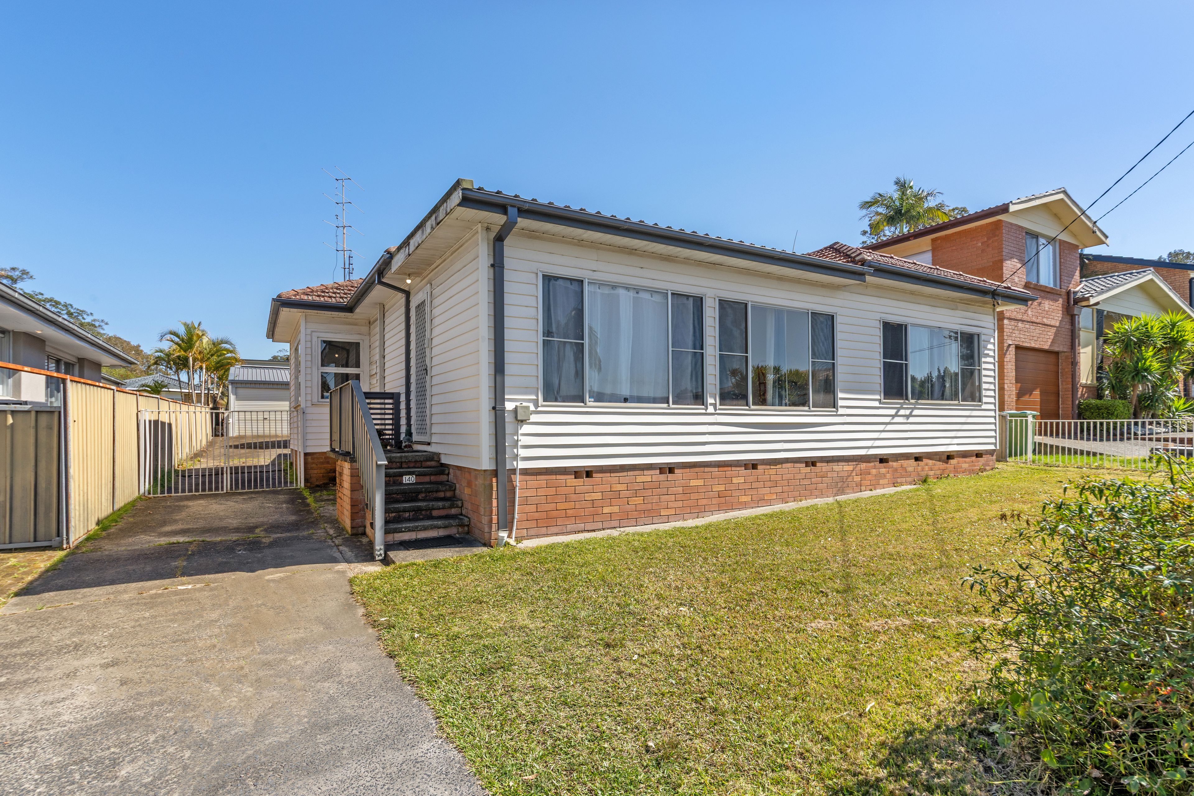 140 Sunrise Avenue — photo 3 of 14