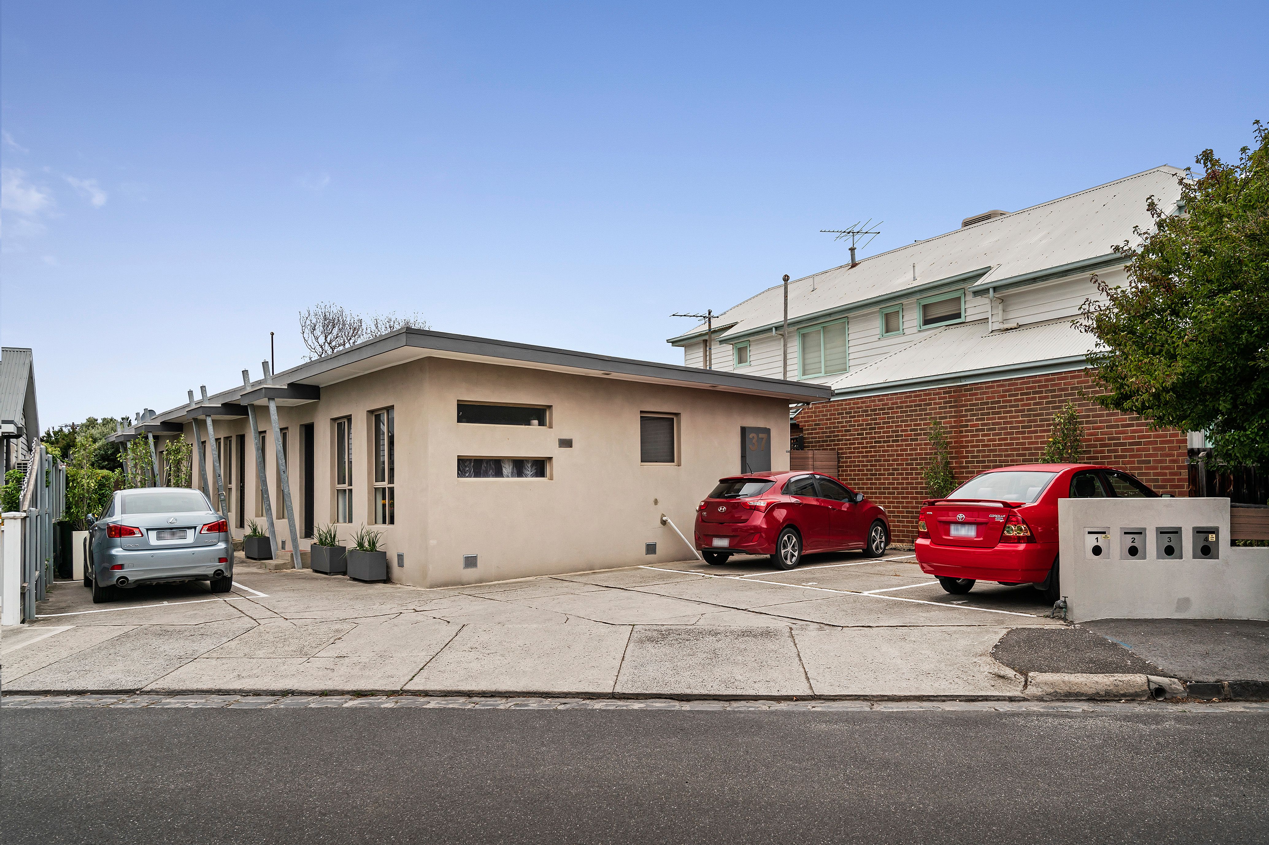 1-4/37 Russell Place — photo from Ray White Williamstown