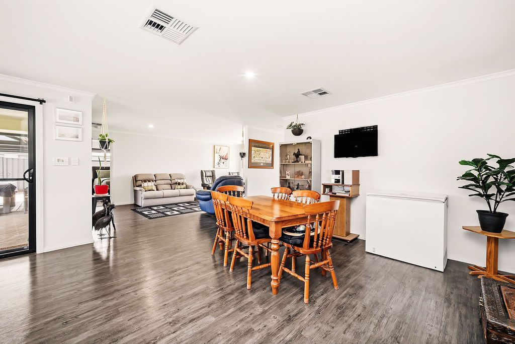 23 Collins Drive — photo 6 of 24