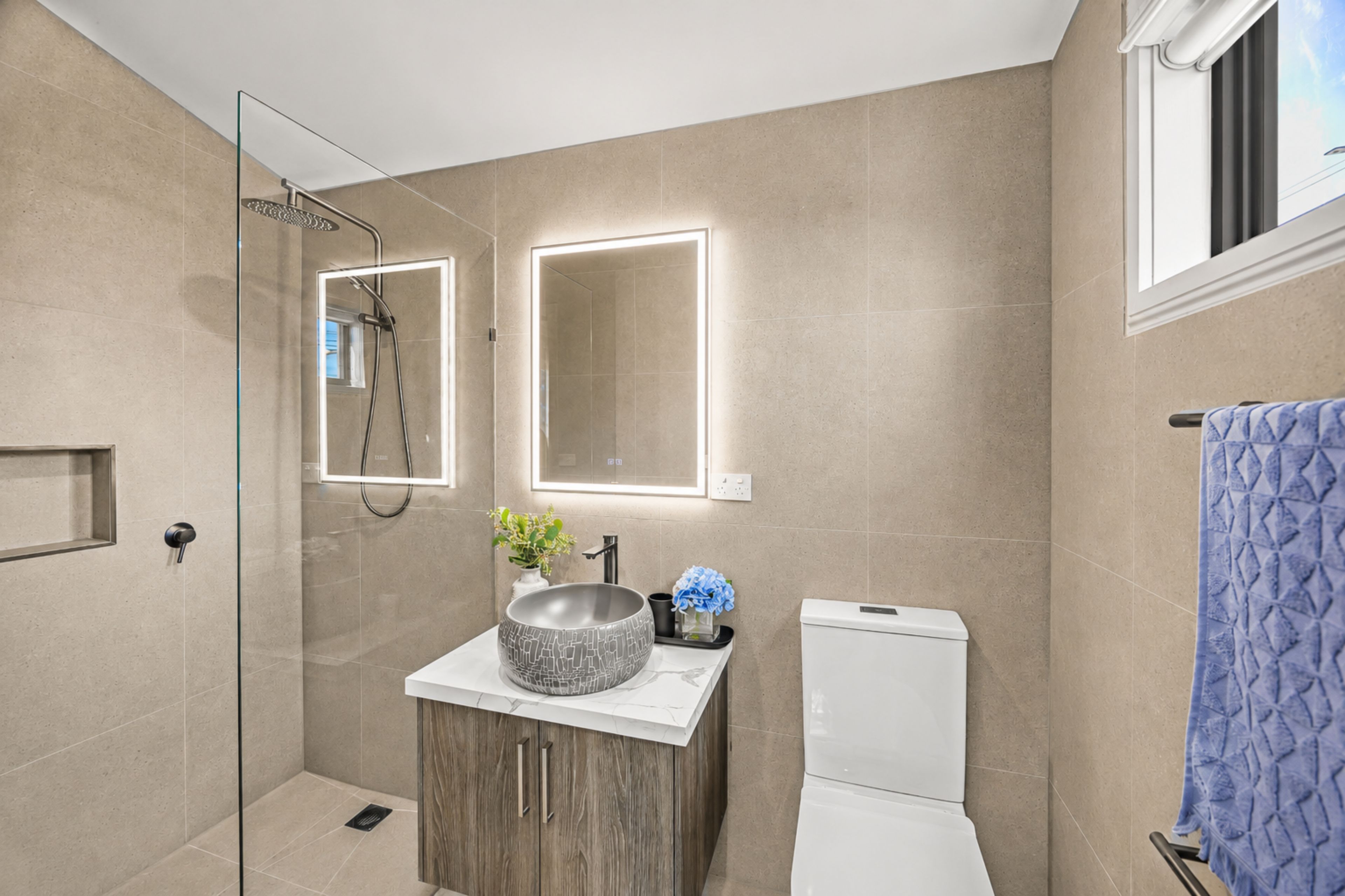 215 Dundas Street — photo 5 of 15