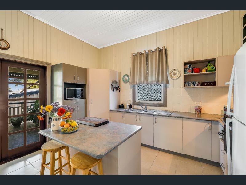 306 Alderley Street — photo 3 of 11