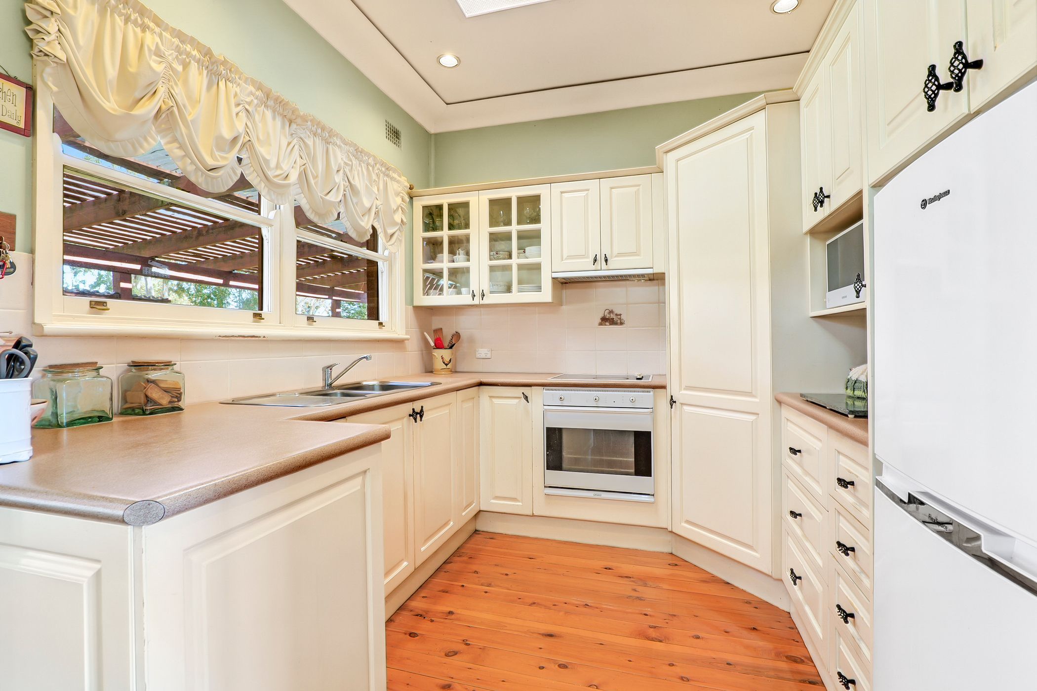 27 Pecks Road — photo 4 of 12