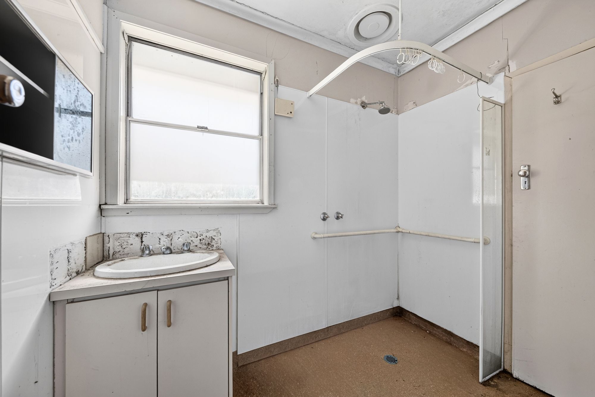 27 Robertson Crescent — photo 10 of 20