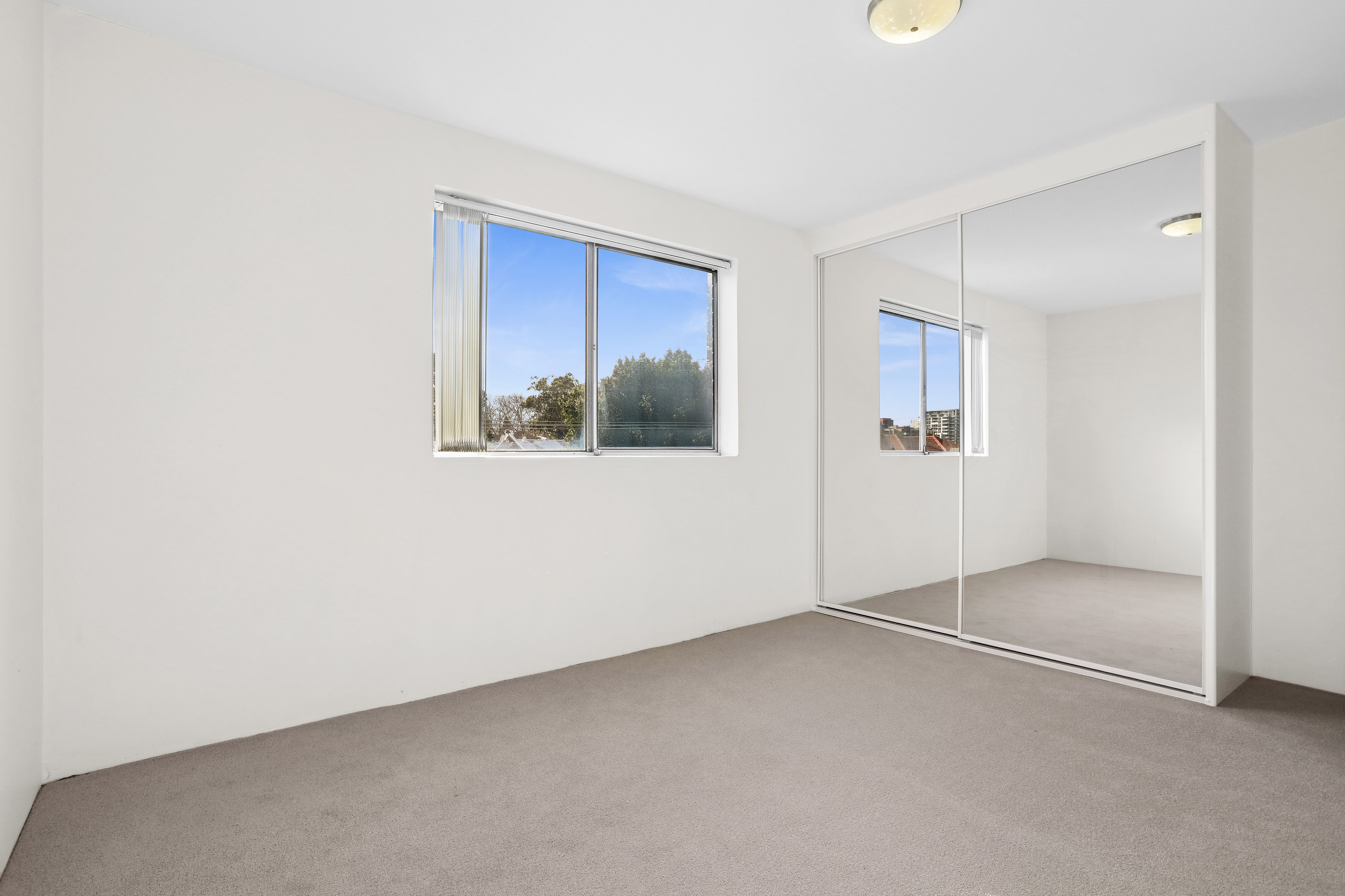 6/4 Macintosh Street — photo 3 of 6