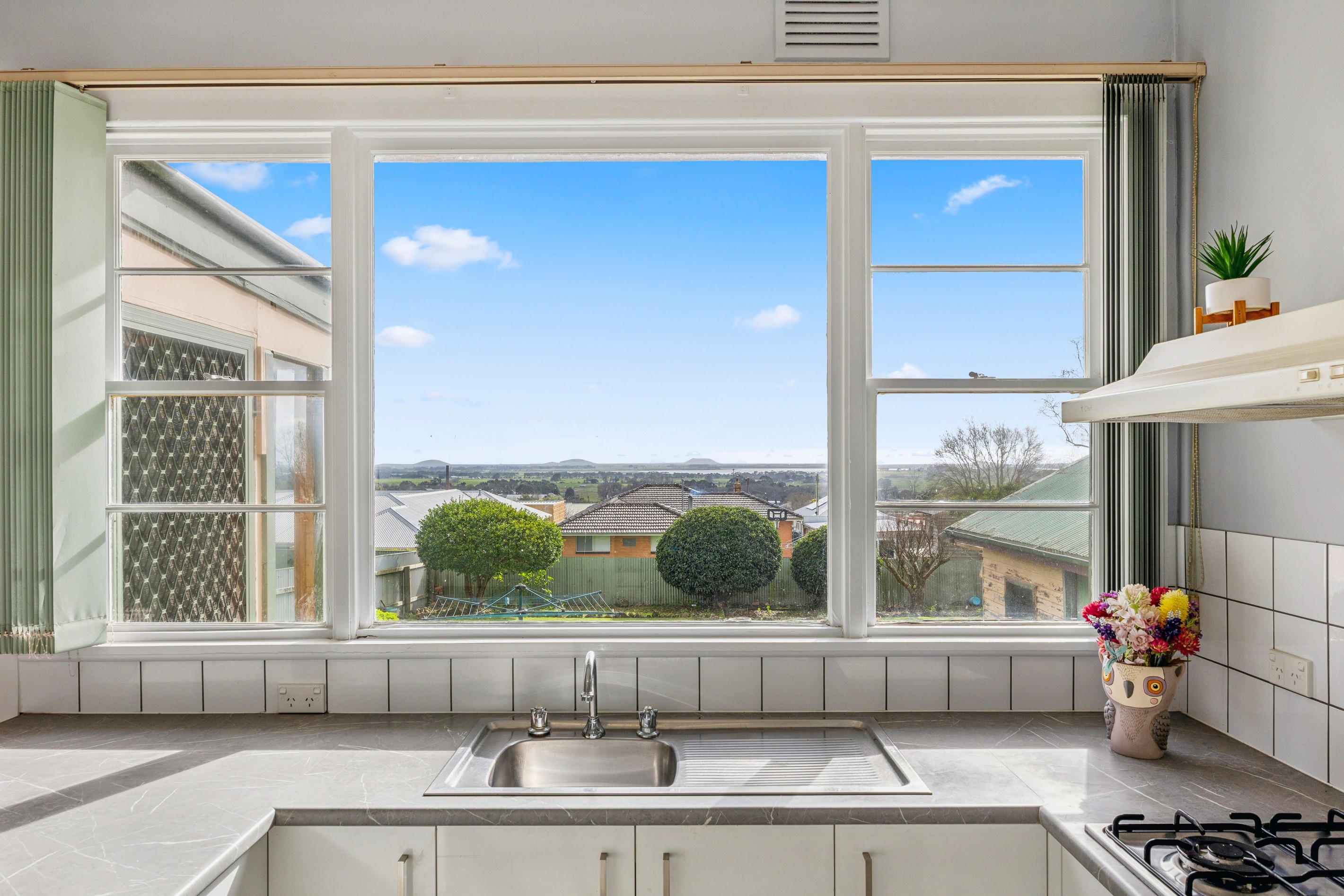 18 Dimora Avenue, Camperdown, VIC 3260