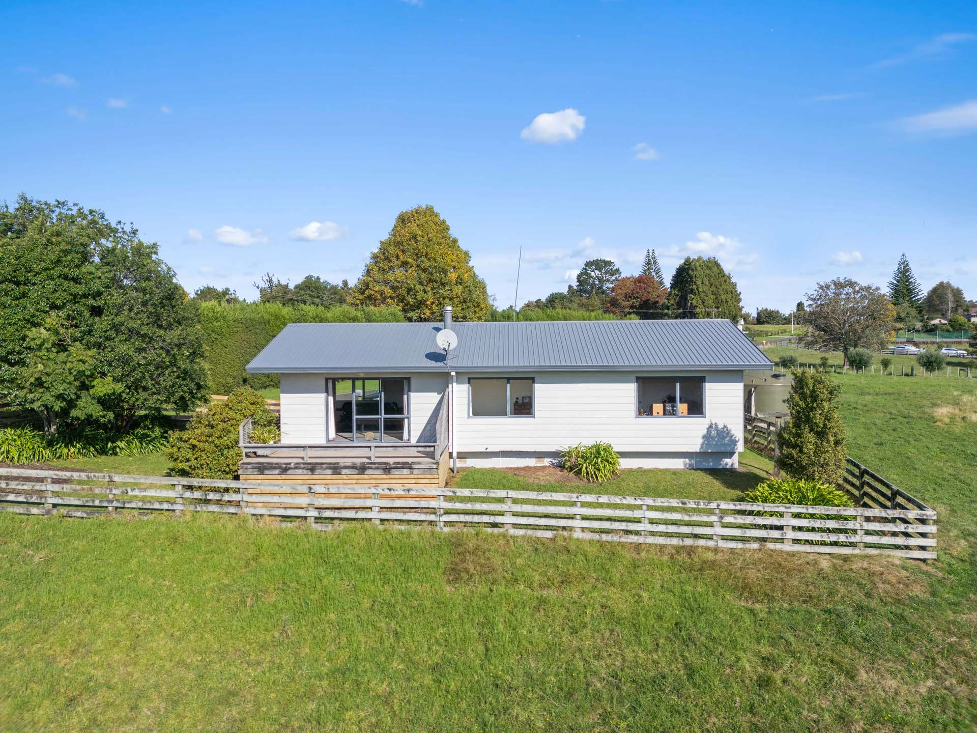 33 Williams Road North photo 3