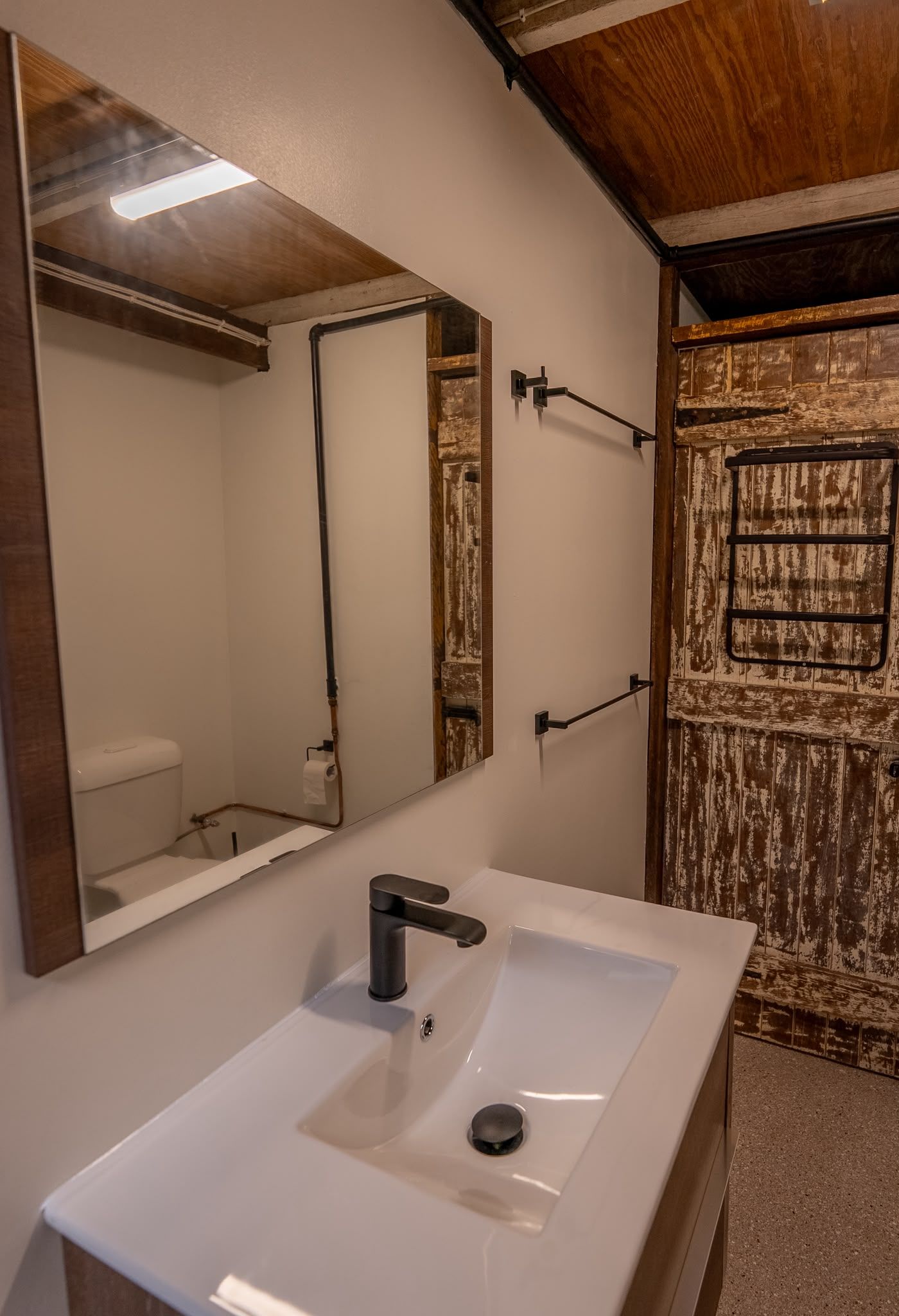 2051 Round Hill Road, Round Hill — photo 10 of 30