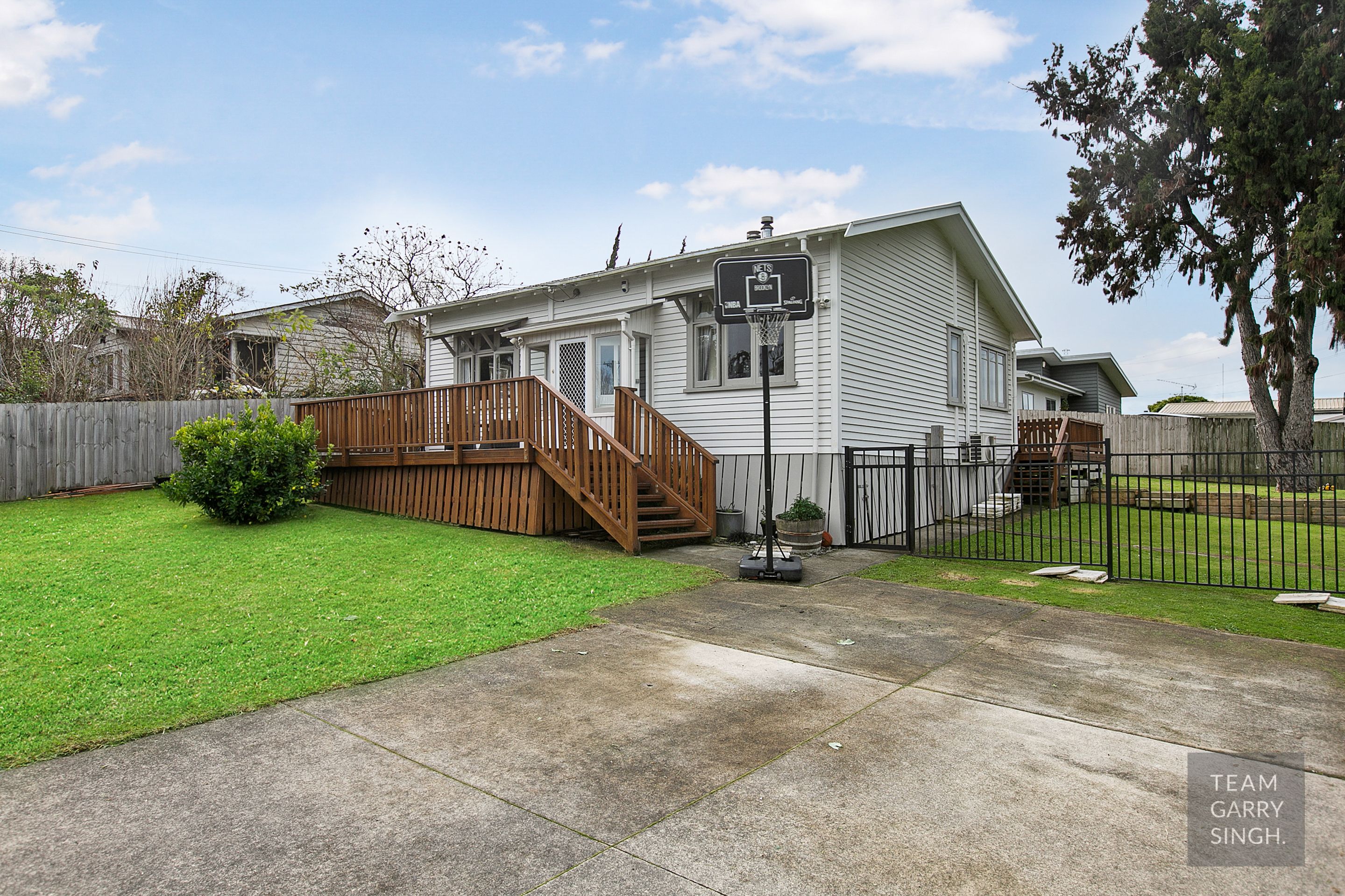 1 Waiari Road, Conifer Grove, Manukau City