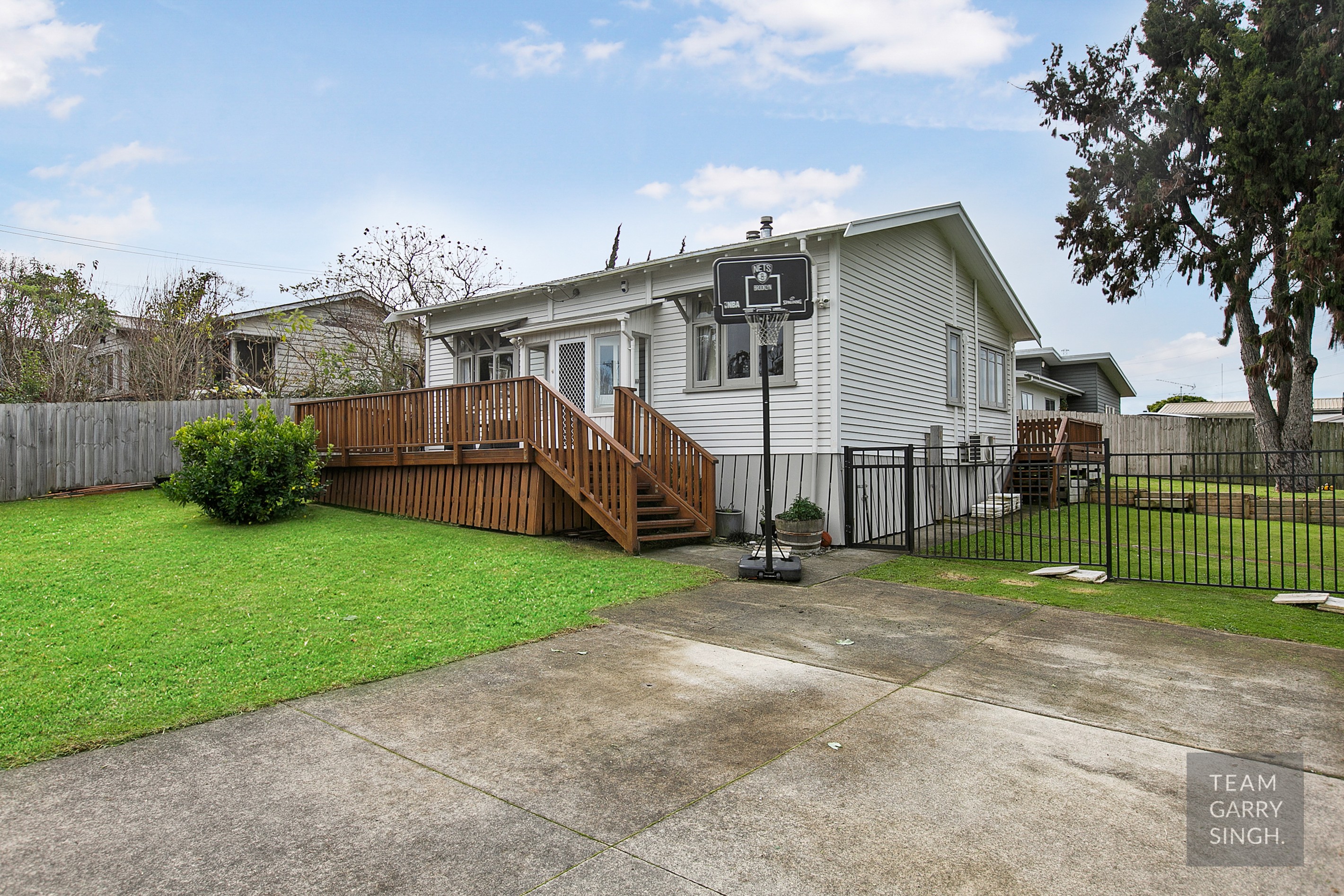 1 Waiari Road, Conifer Grove, Manukau City