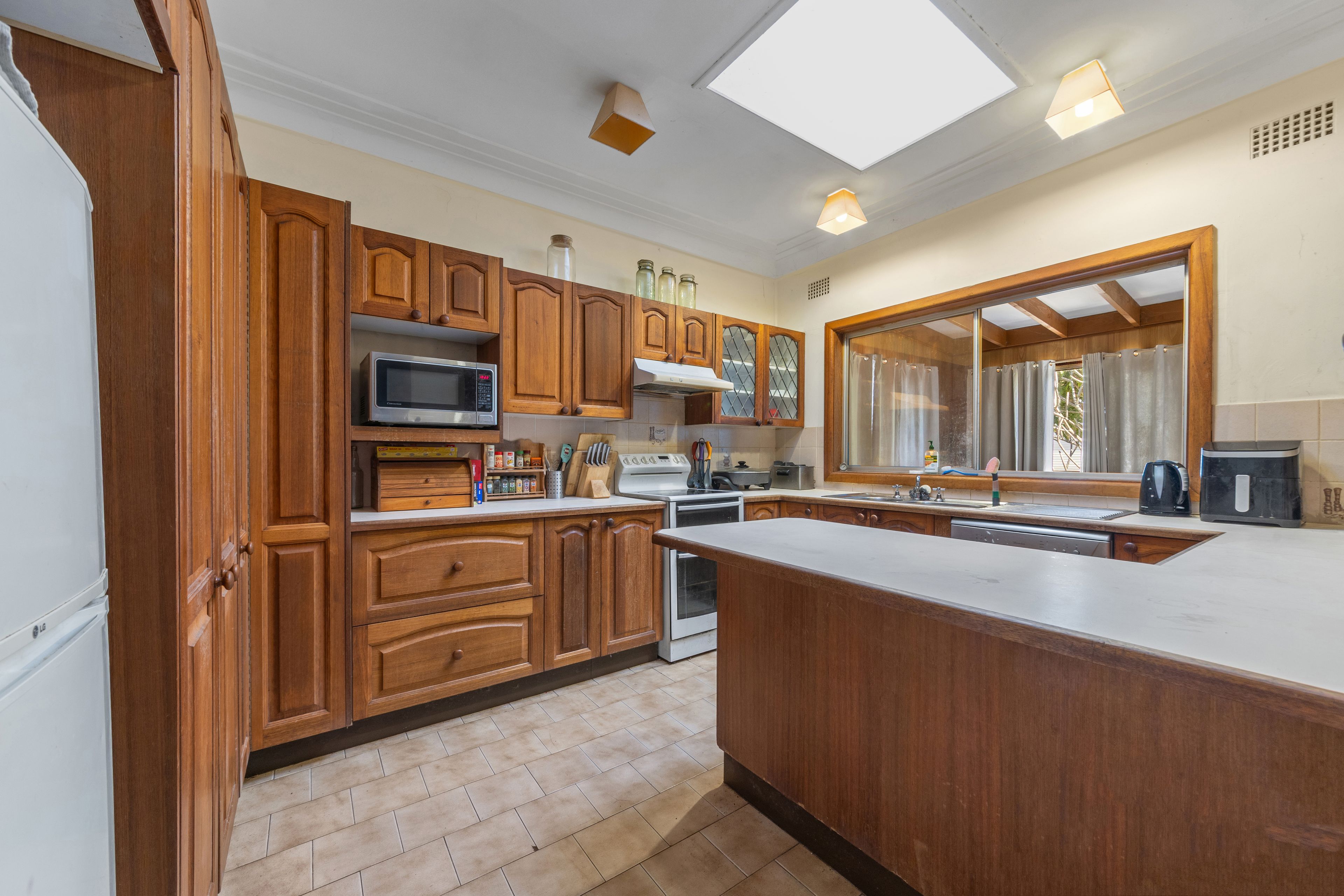 140 Sunrise Avenue — photo 4 of 14