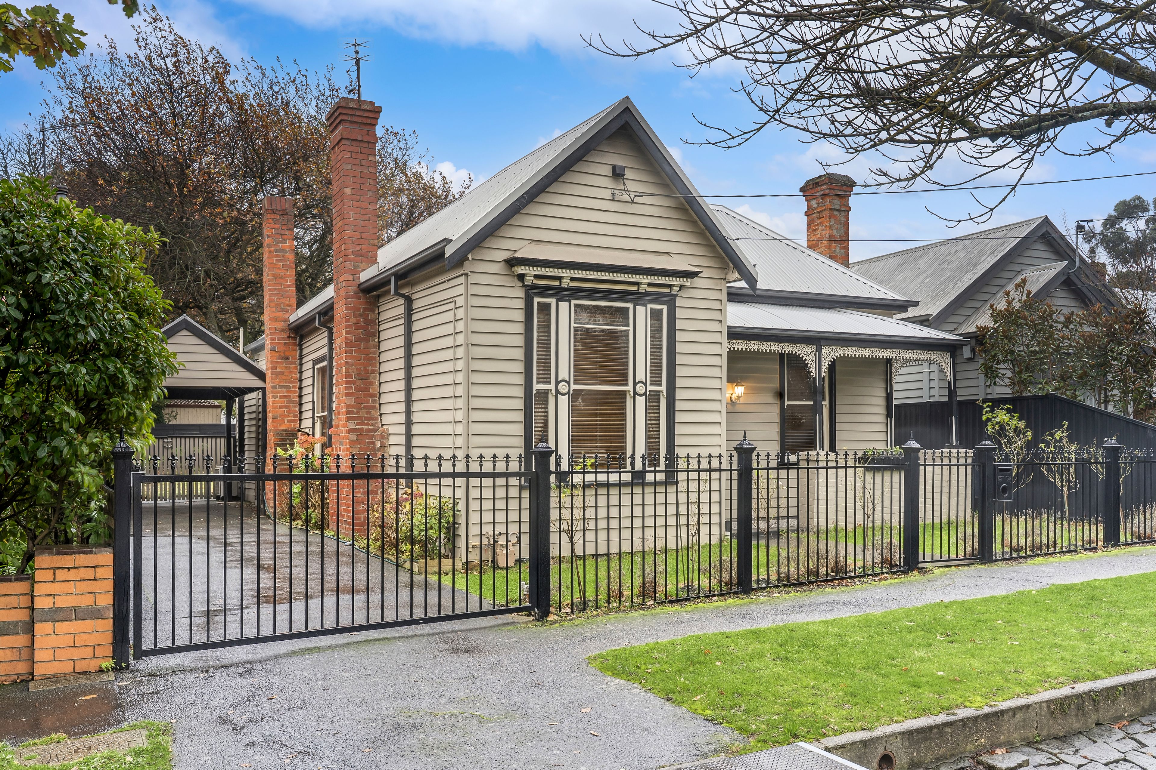426 Raglan Street South — photo 3 of 19