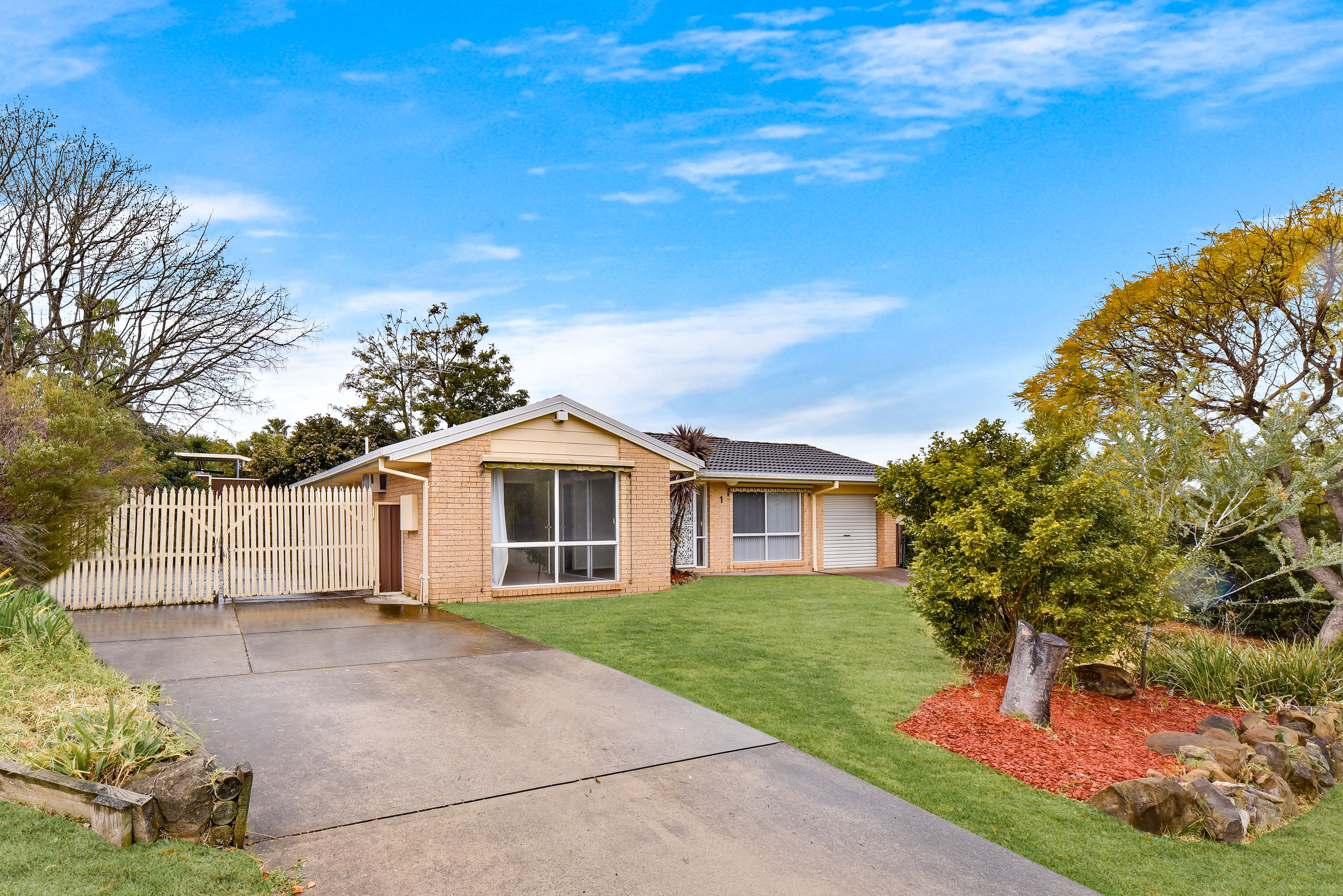 1 Darnay Place, Ambarvale, NSW 2560