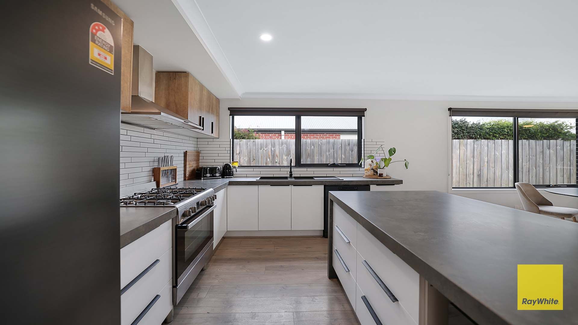 15 Parkside Crescent — photo 6 of 18