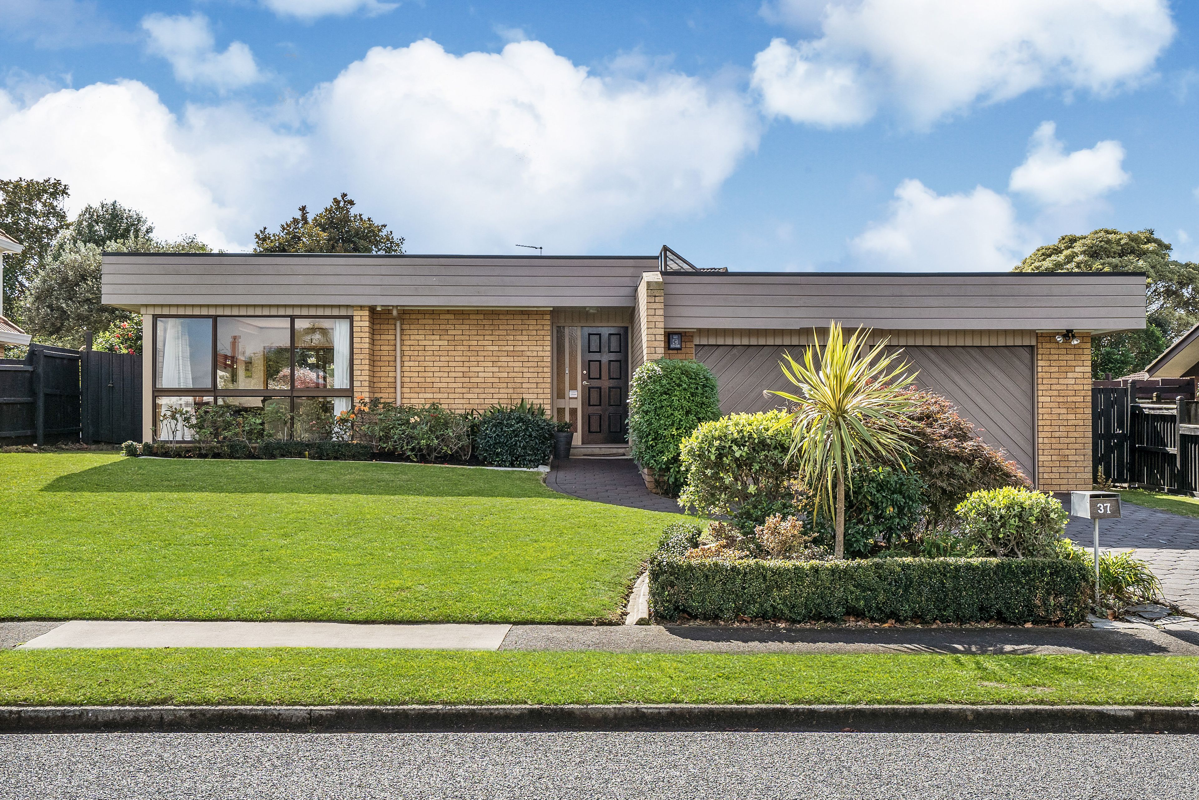 37 Cornelian Crescent, Half Moon Bay, Manukau City