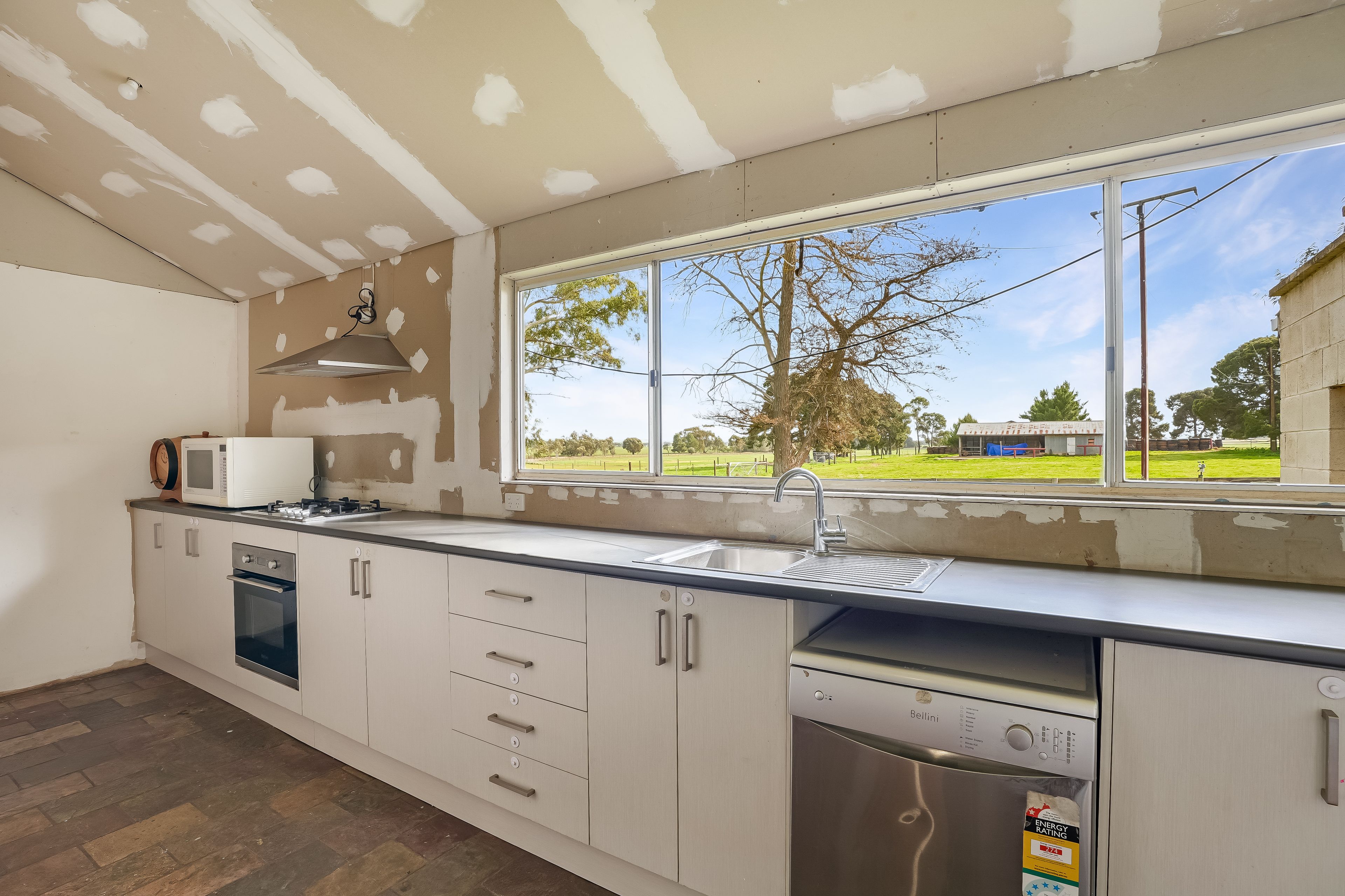 155 Molineux Road. — photo 10 of 30