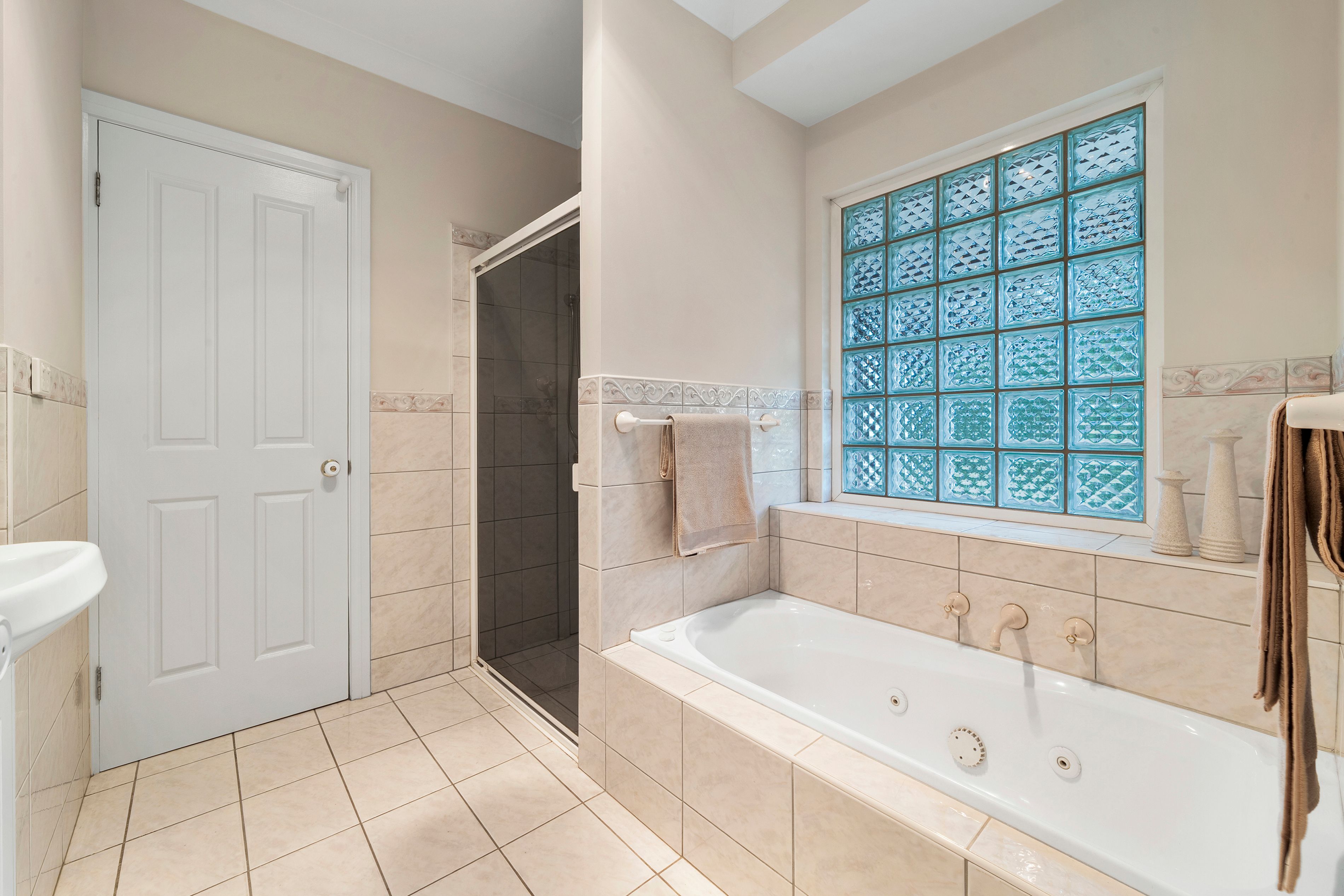 8 Zenobia Crescent — photo 12 of 15