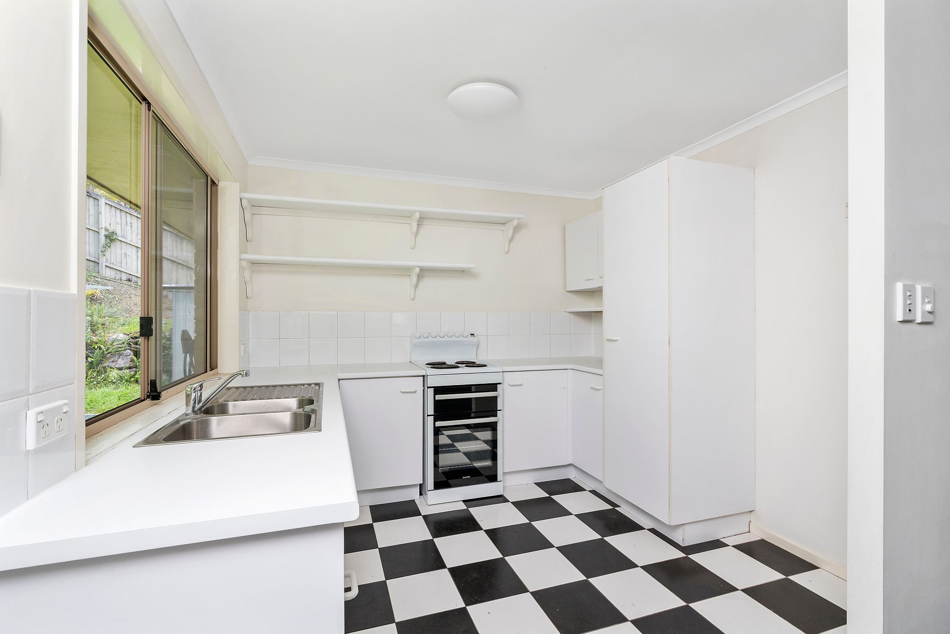 33 Balsa Street, Elanora, QLD 4221