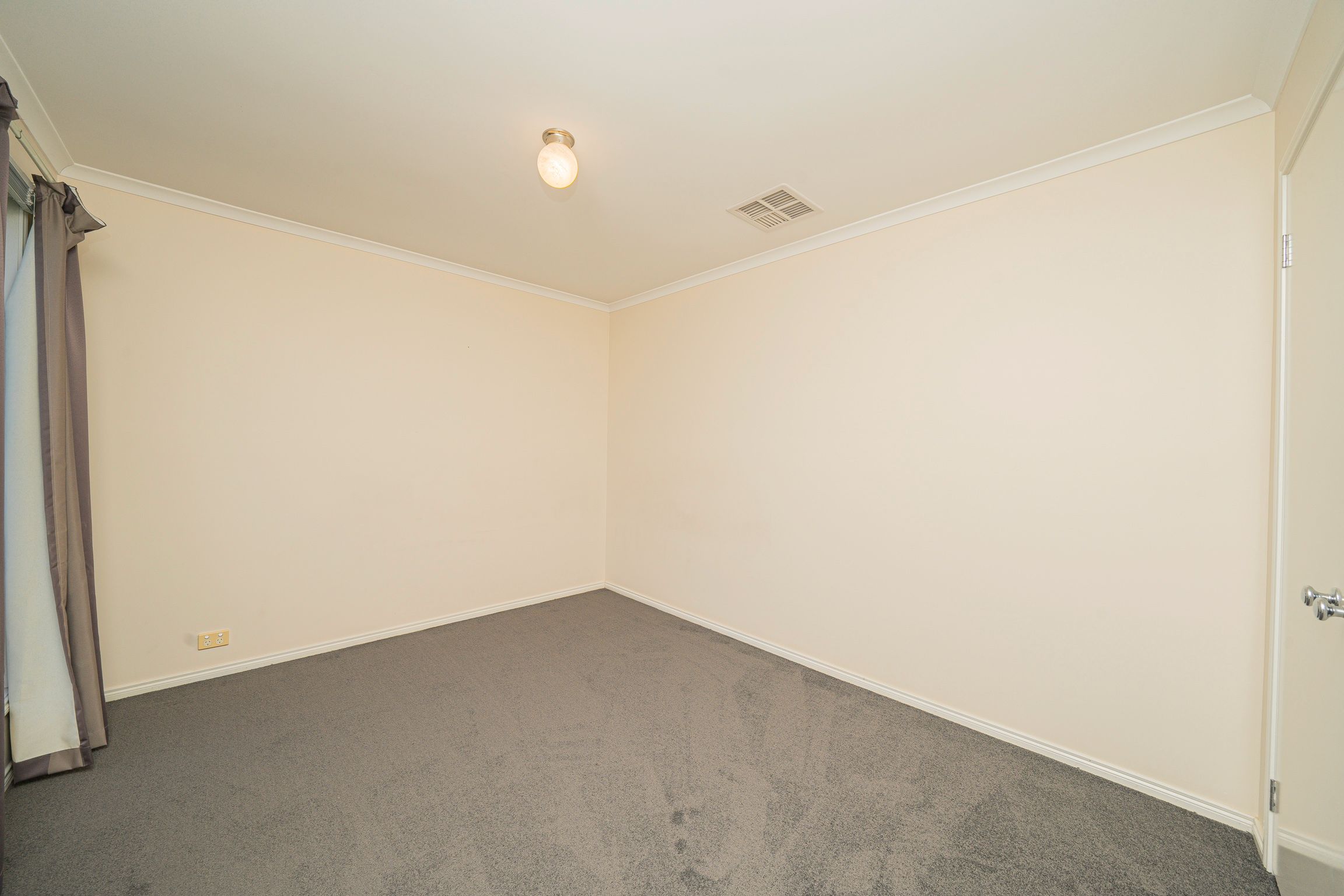 10 Lowanna Street — photo 13 of 17