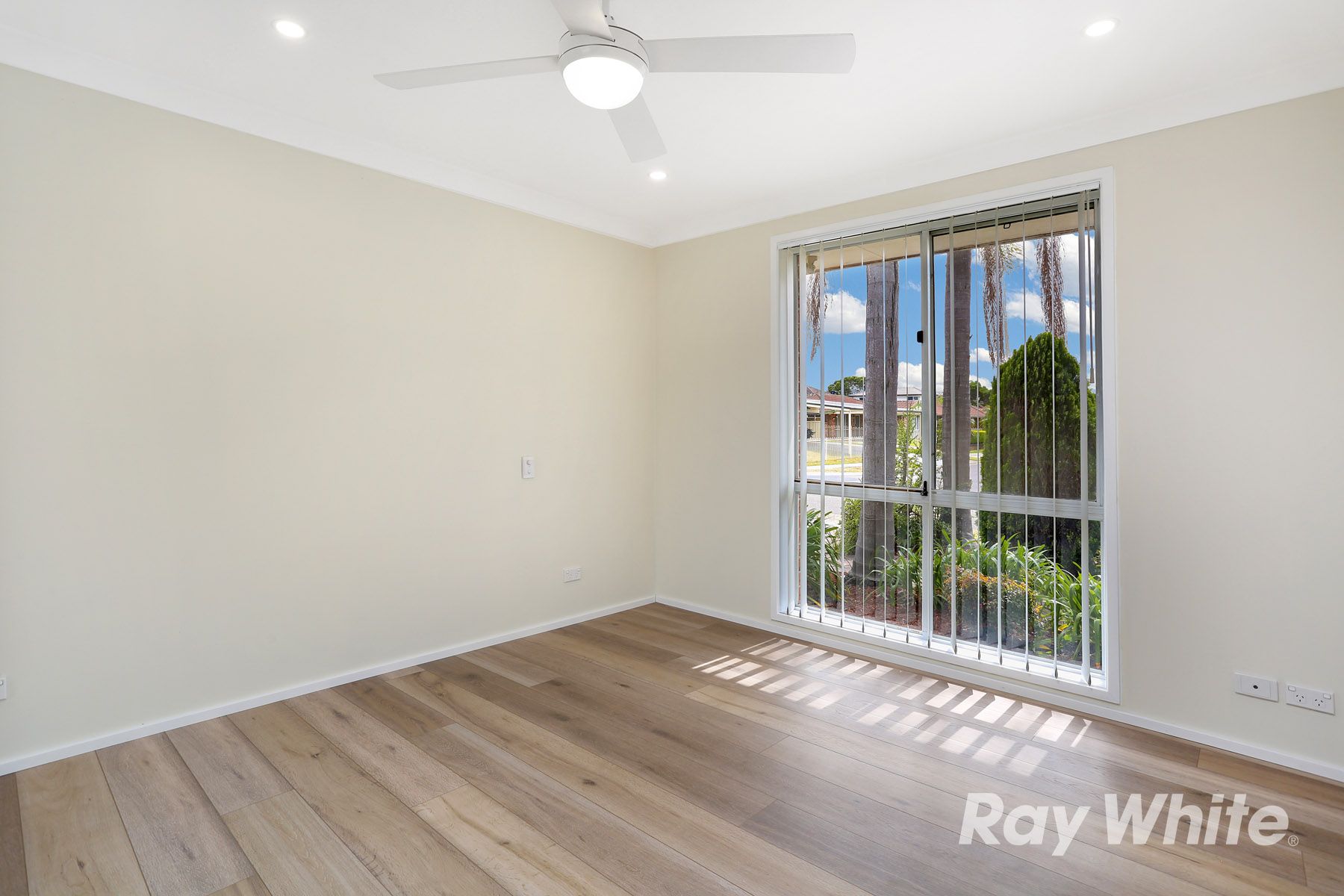 157 Colebee Crescent — photo 5 of 8