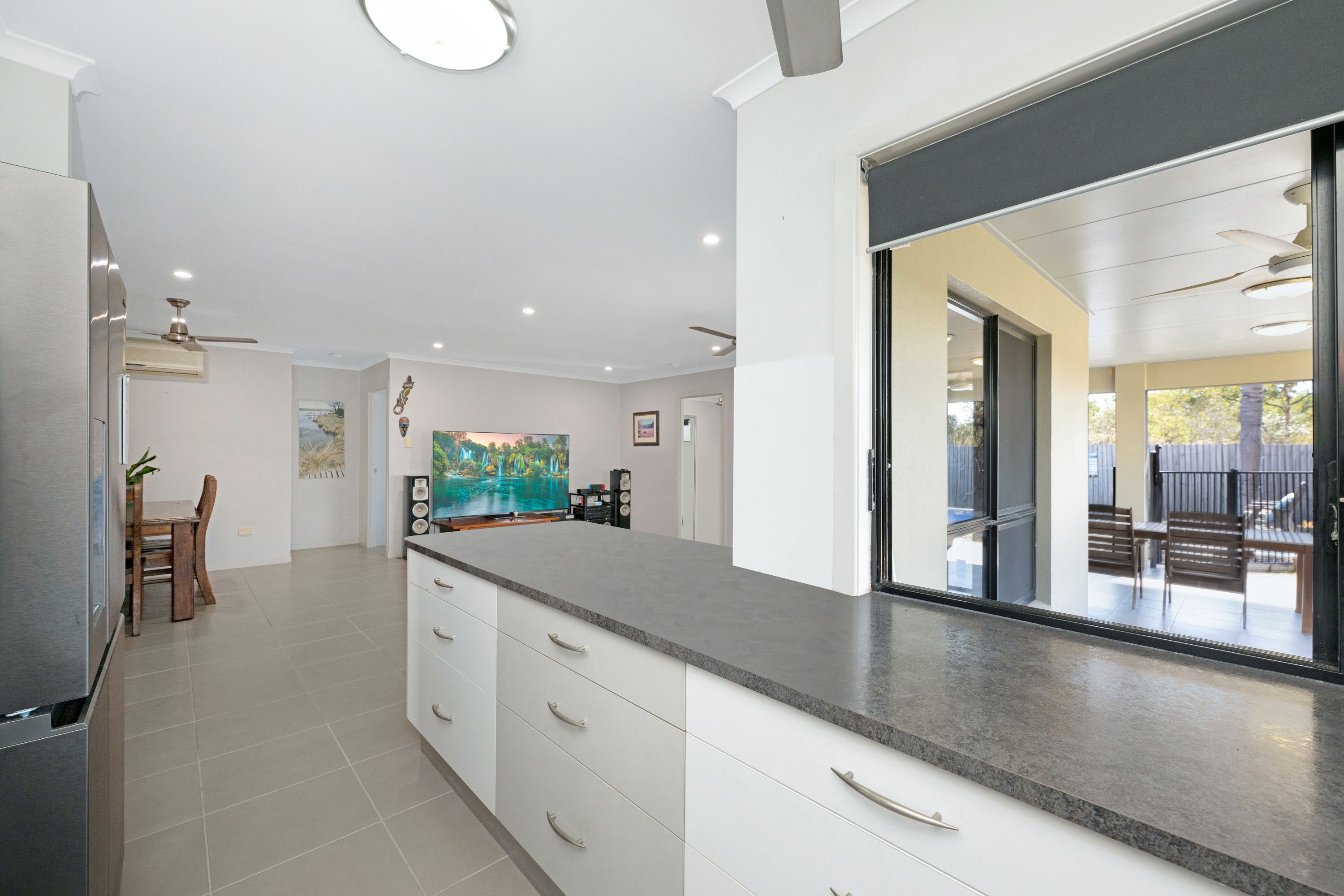 10 Dundabella Drive — photo 4 of 13