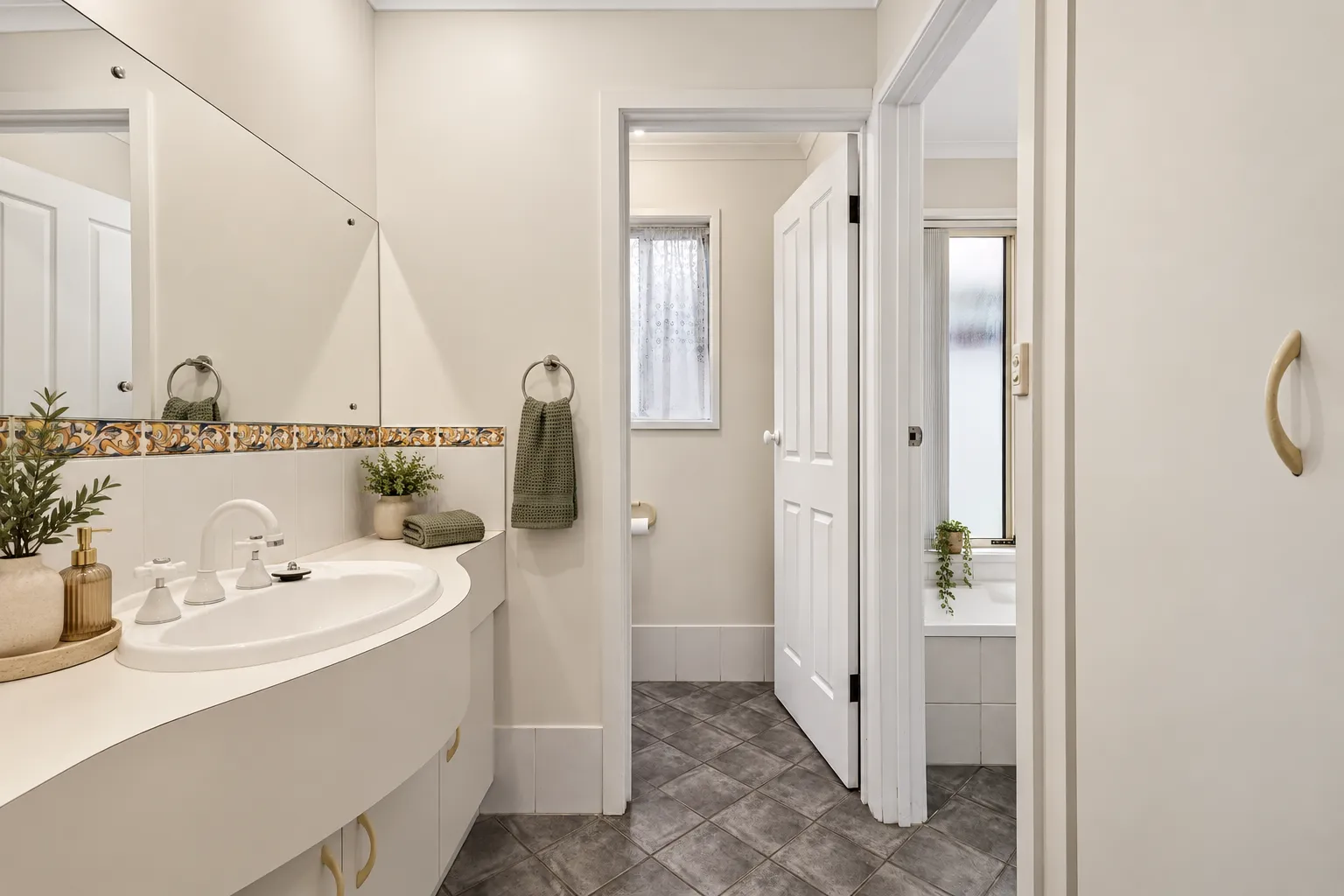 40 Alfred Avenue — photo 7 of 17