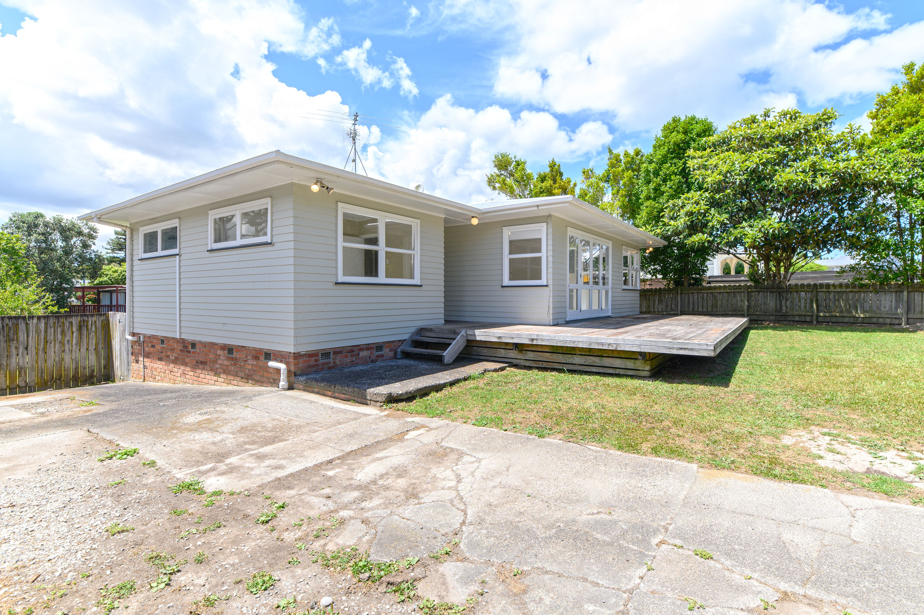 36 La Rosa Street, Green Bay, Waitakere City