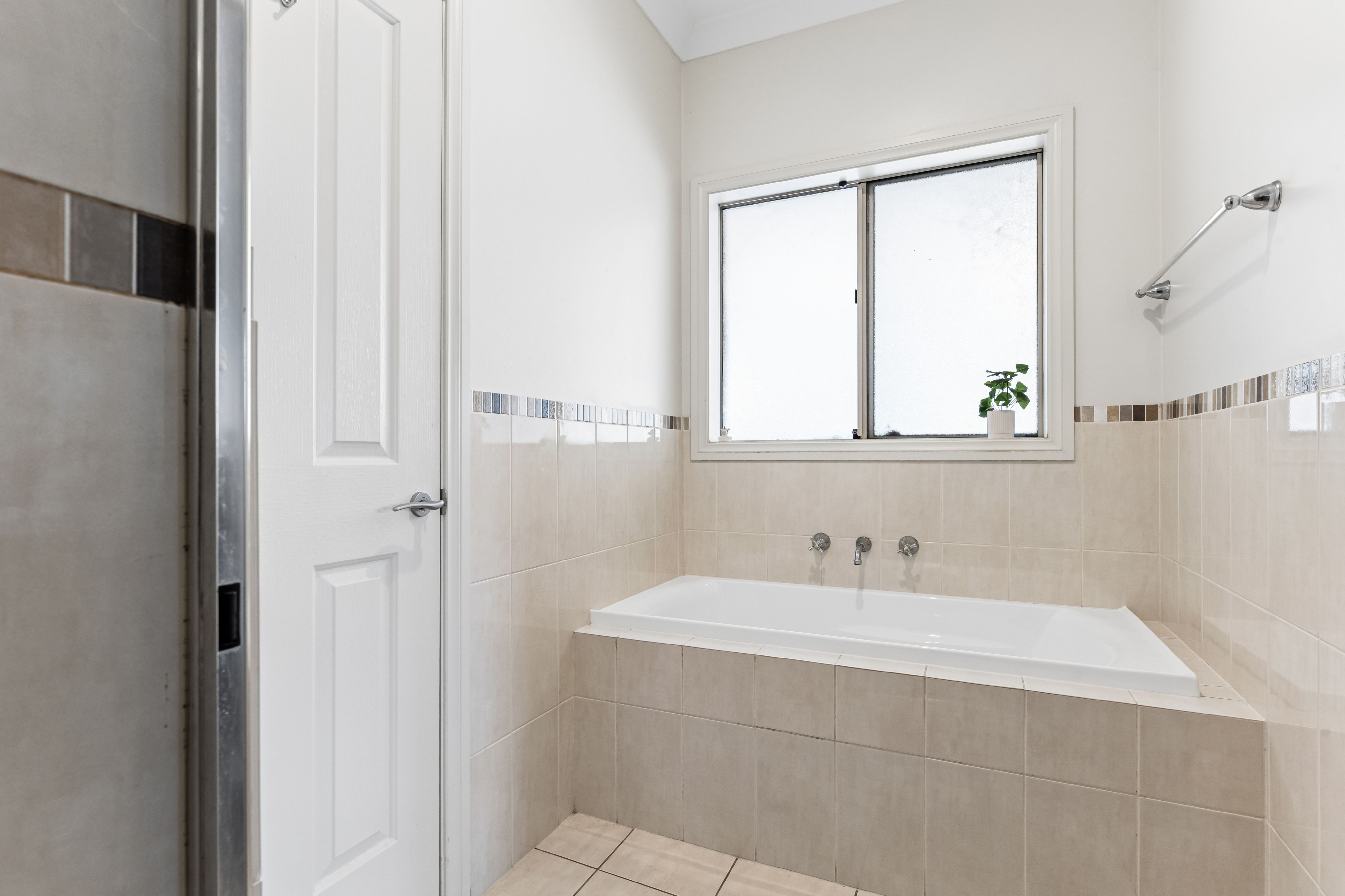 2/34 Haeusler Drive — photo 18 of 26