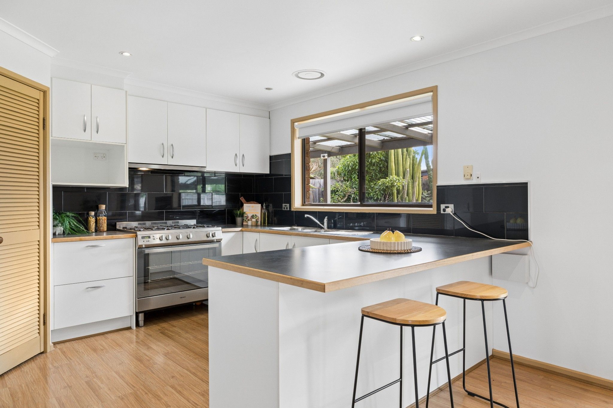 8 Linda Court — photo 4 of 20