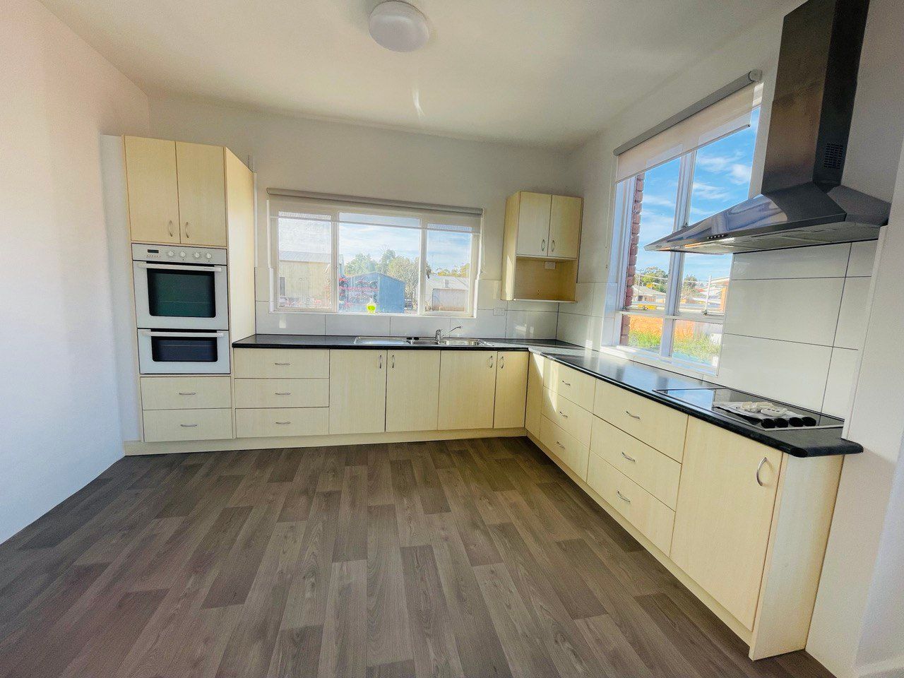 117 Bathurst Street — photo 3 of 12