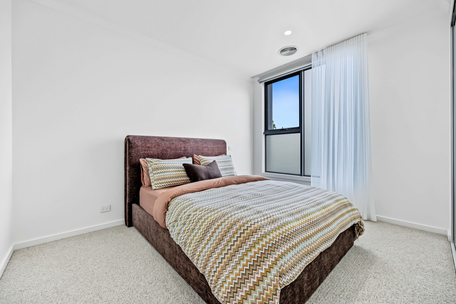 17 Castle Close — photo 11 of 13