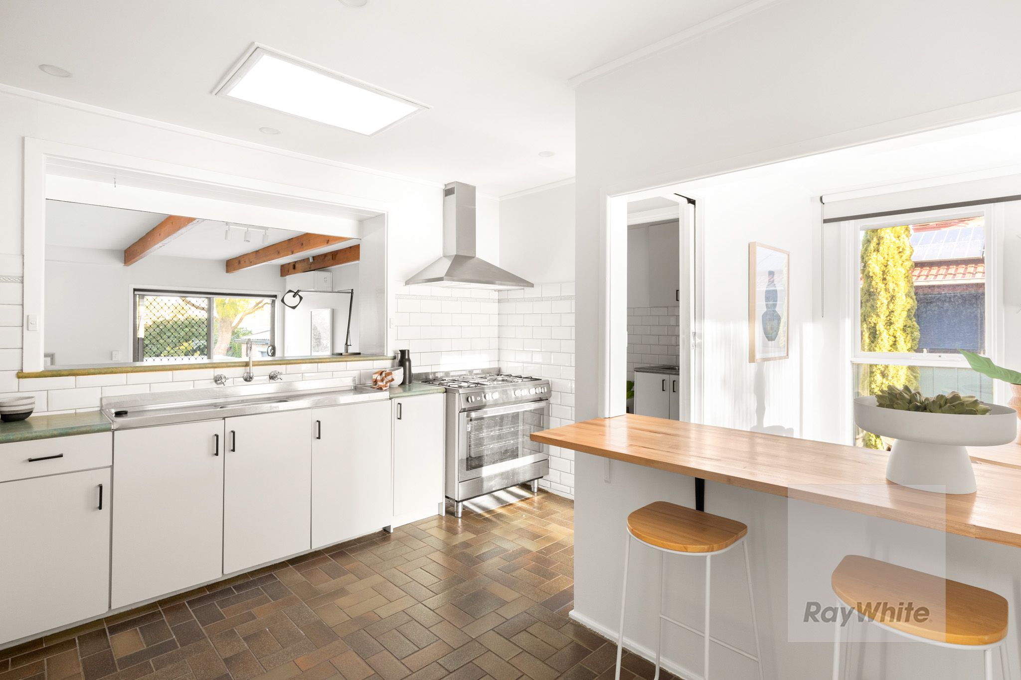 82 Moreton Crescent — photo 5 of 18