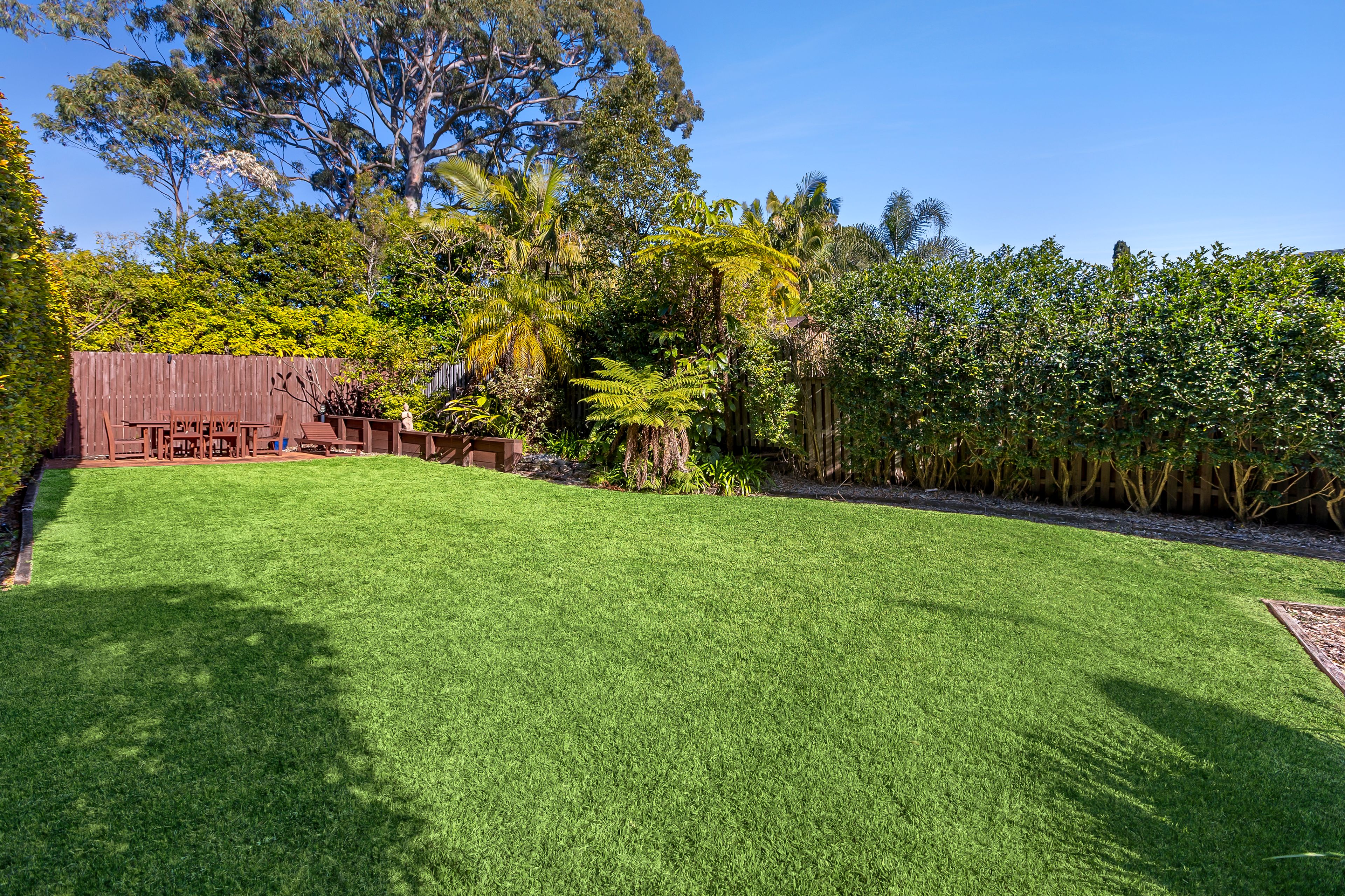 Elegant family entertainer with a separate granny flat, near level rear lawns, 300m to village shops and eateries — photo 3 of 11