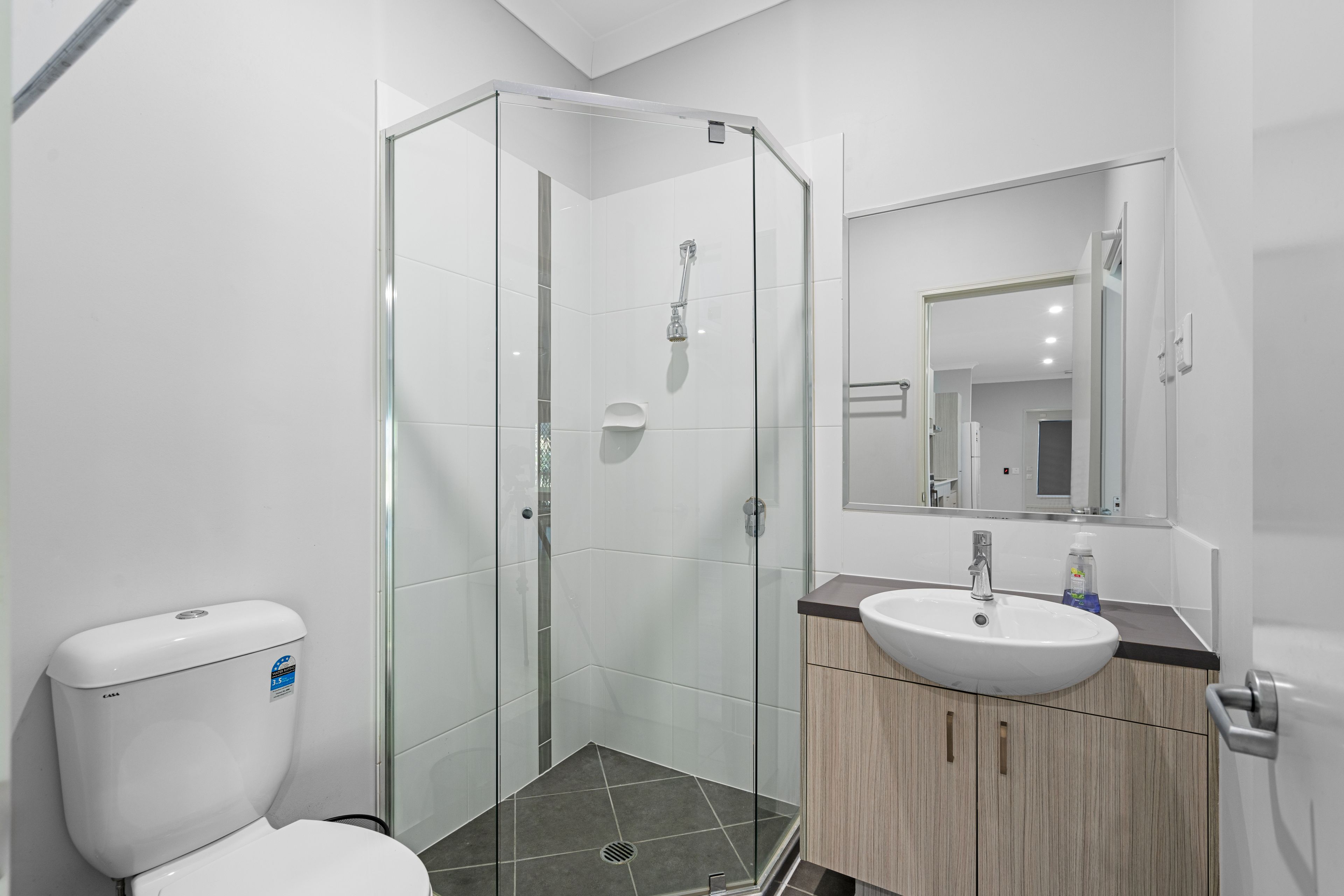 28B Lusitania Street — photo 16 of 17