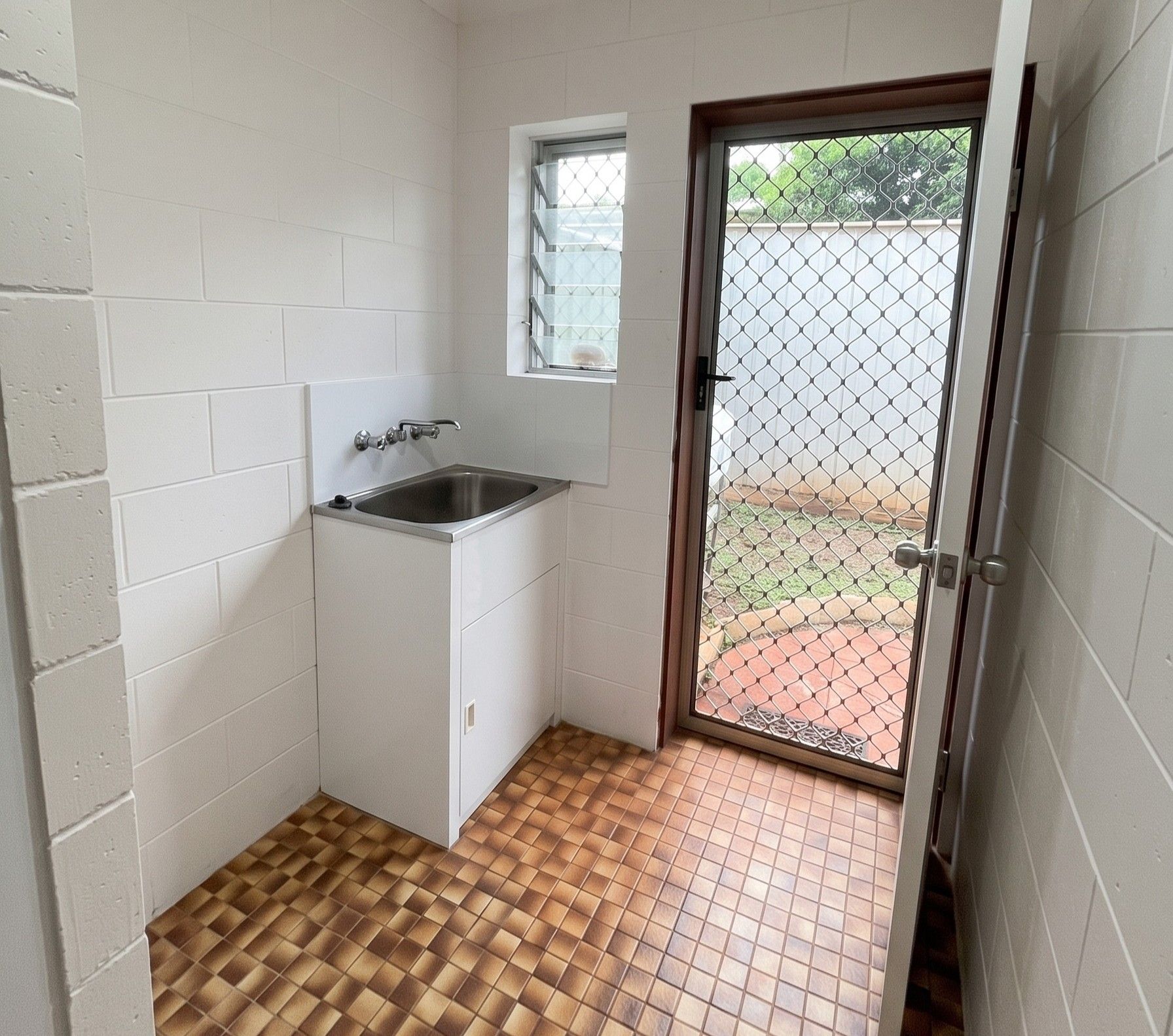 Unit 2/21 Johns Parade — photo 9 of 11