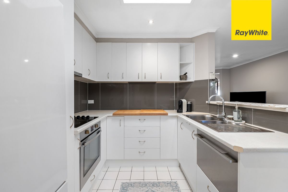 30/21 Cossington Smith Crescent — photo 5 of 18