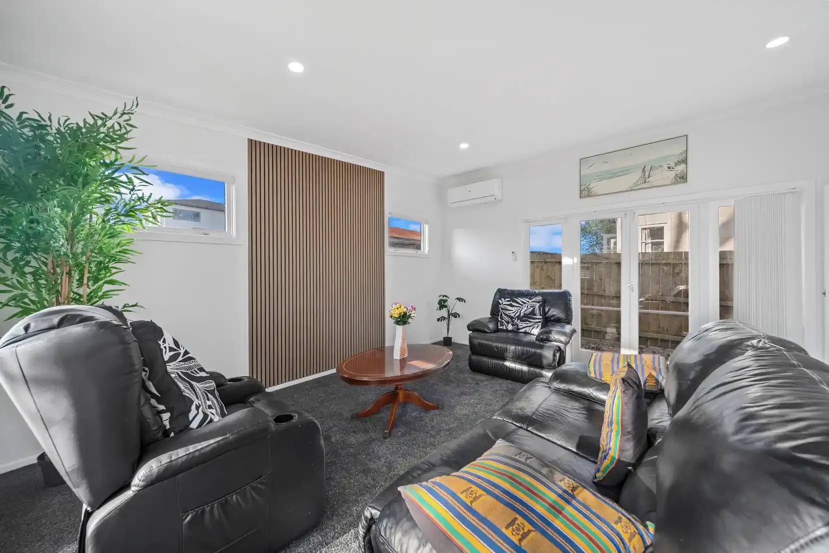 4 bedroom home with dual living & 2 kitchens in Papatoetoe! 3