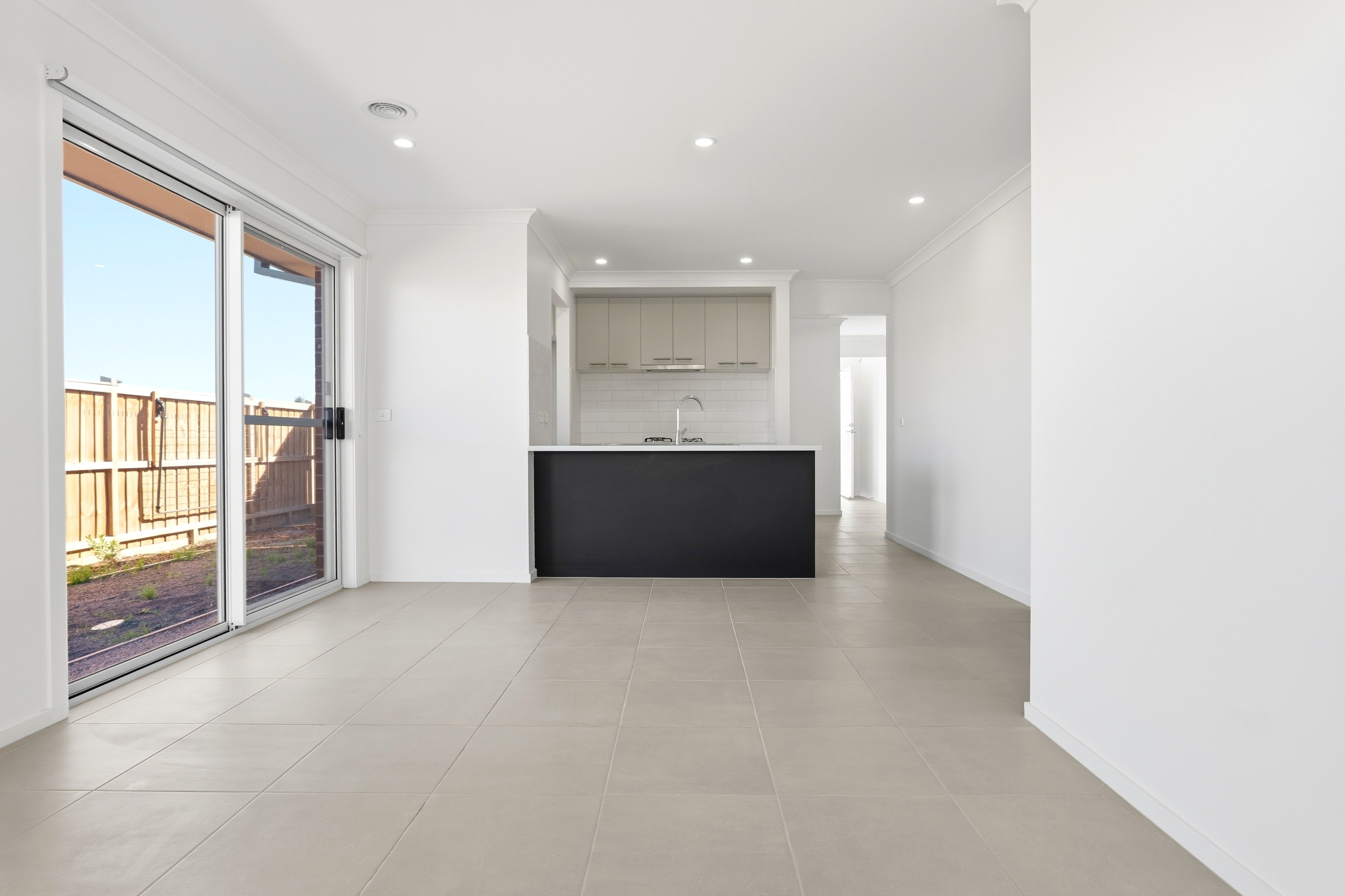 10 Allez Road, THORNHILL PARK, VIC 3335