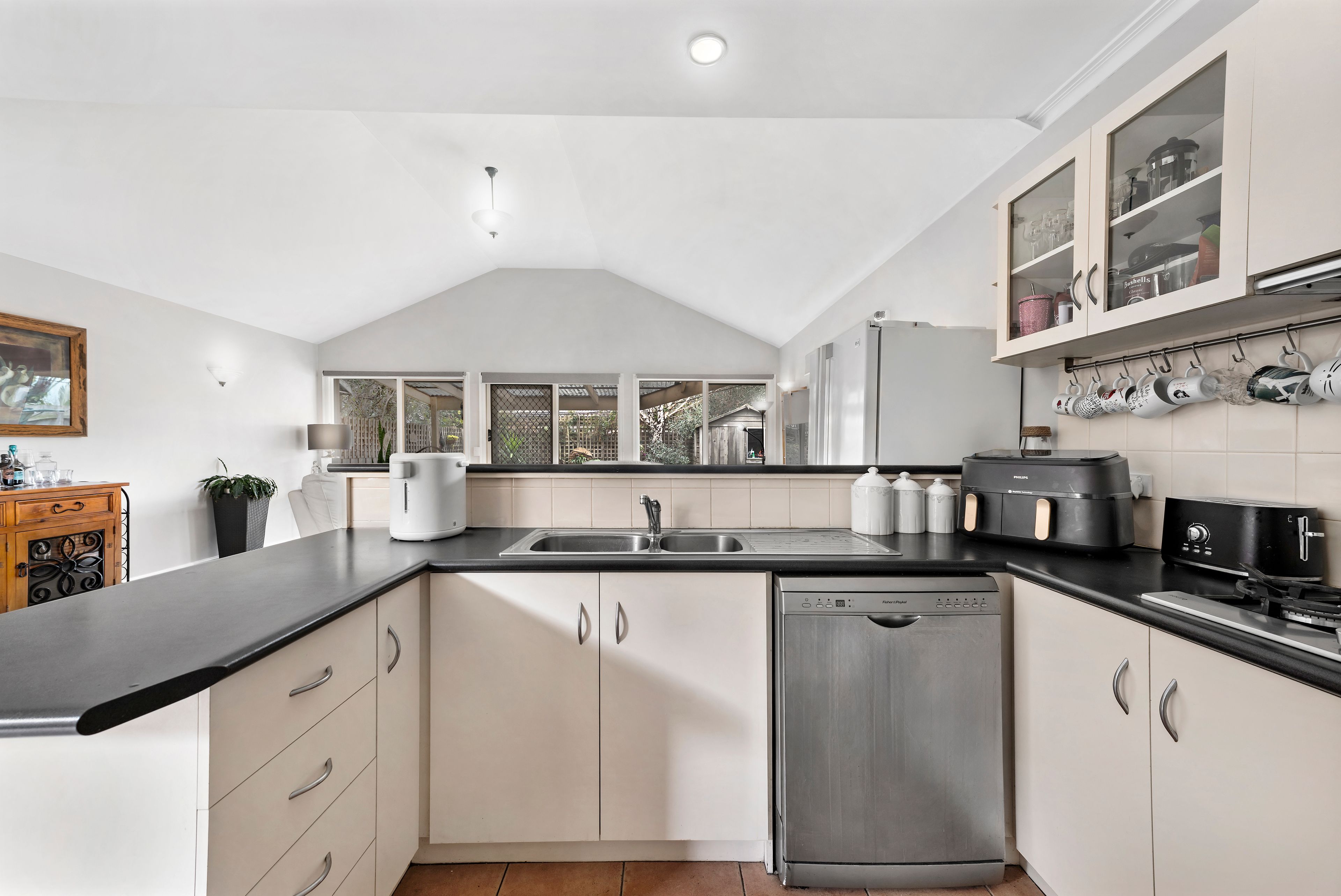 2/11 Eden Street — photo 4 of 18