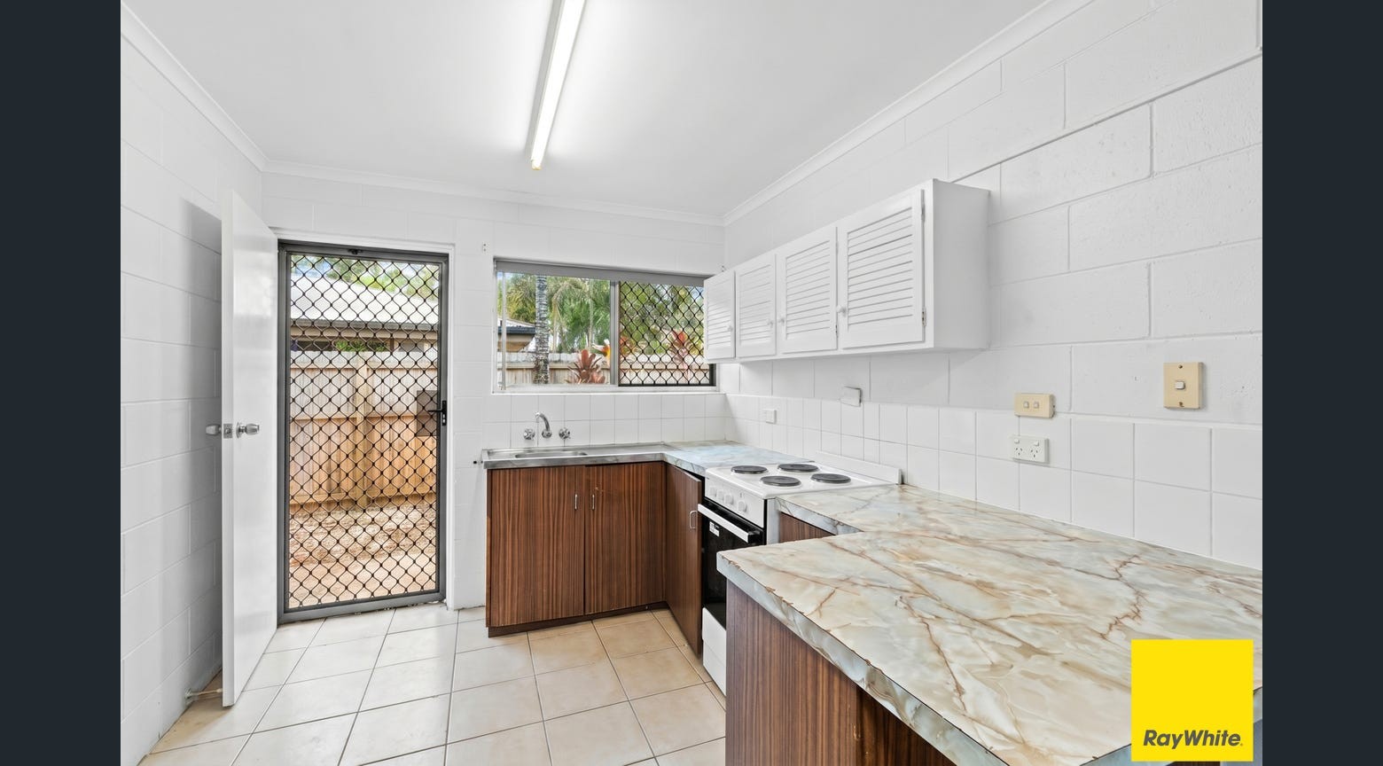 2/9 Sandown Close, Woree, QLD 4868