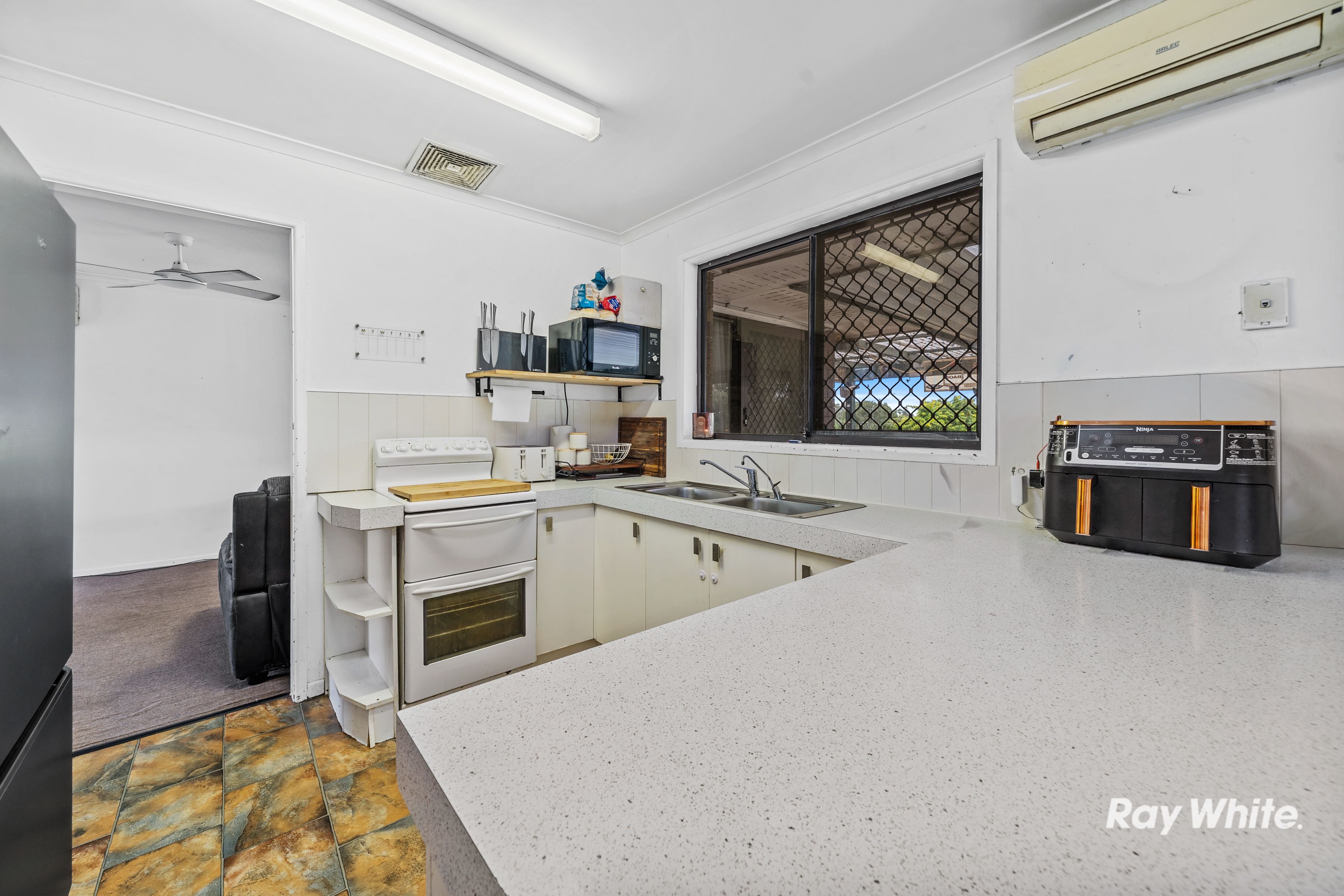 18 King Arthur Boulevard — photo 4 of 16