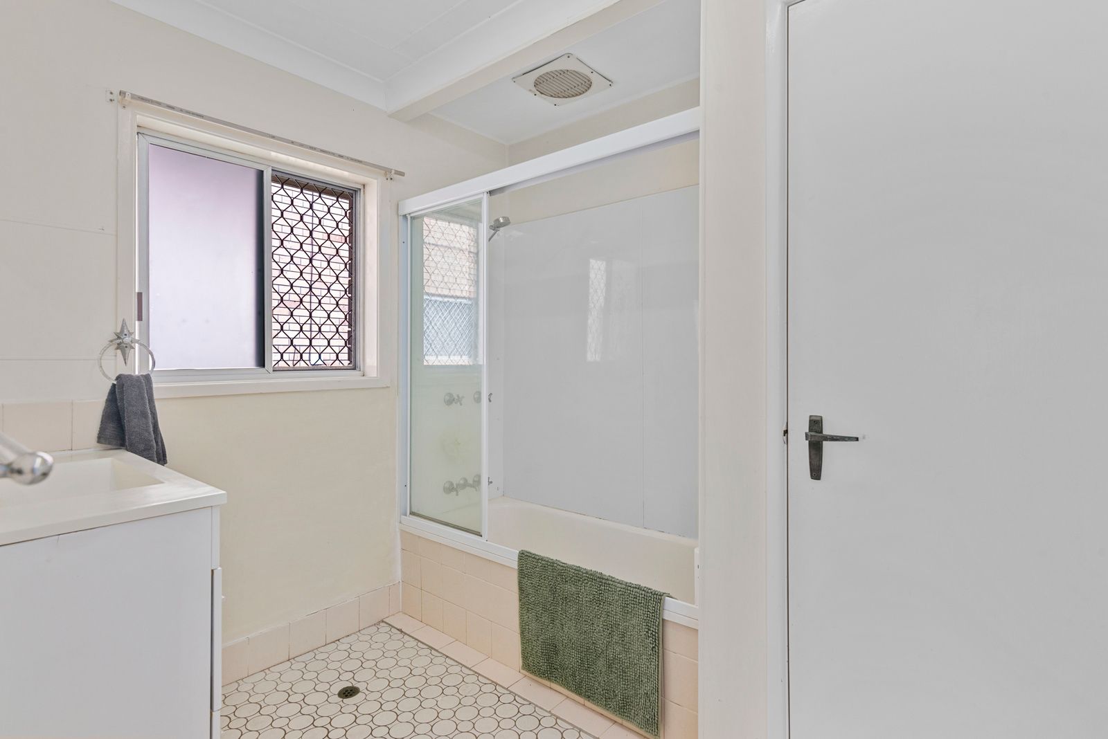 484 & 486 Coolangatta Road — photo 10 of 22