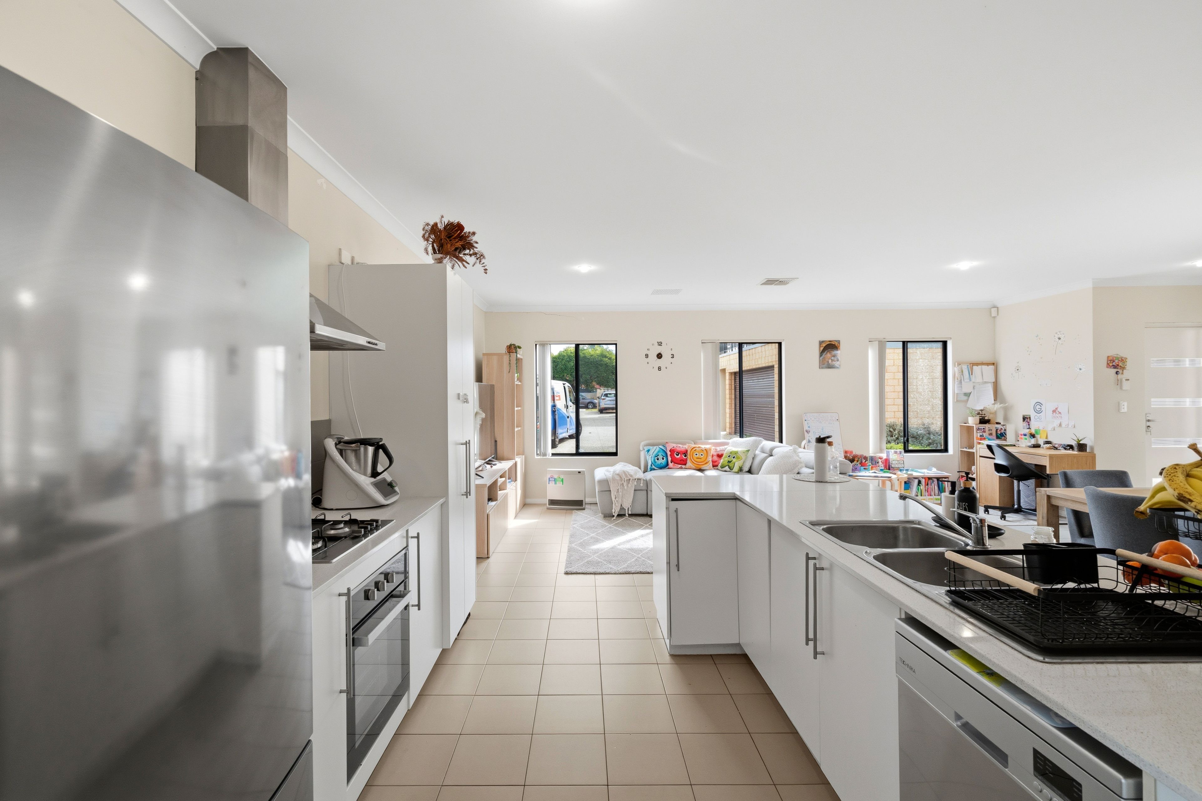 Effortless Modern Living in a Connected Lifestyle Hub — photo 7 of 28