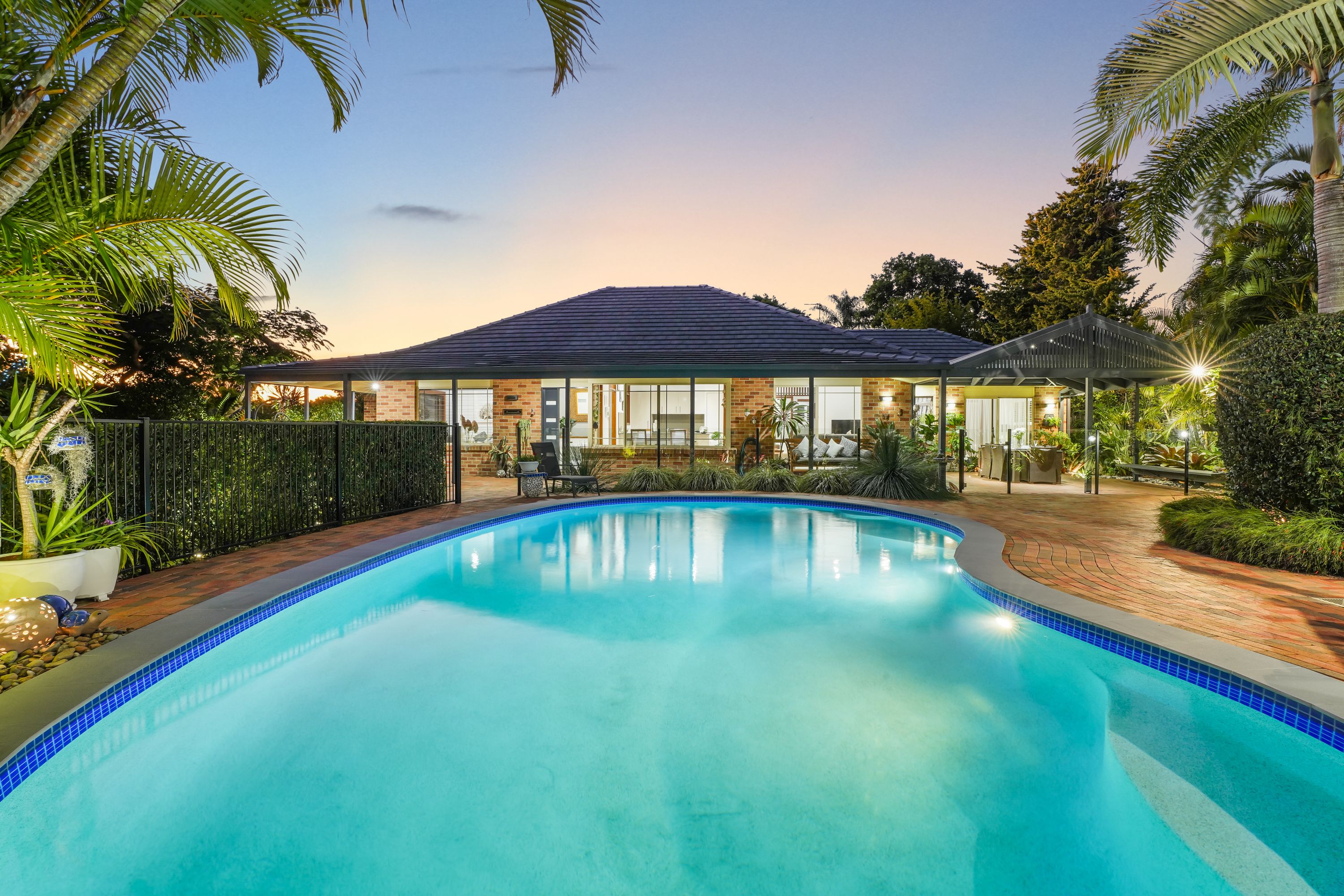 10 Beaconsfield Drive, Burleigh Waters, QLD 4220