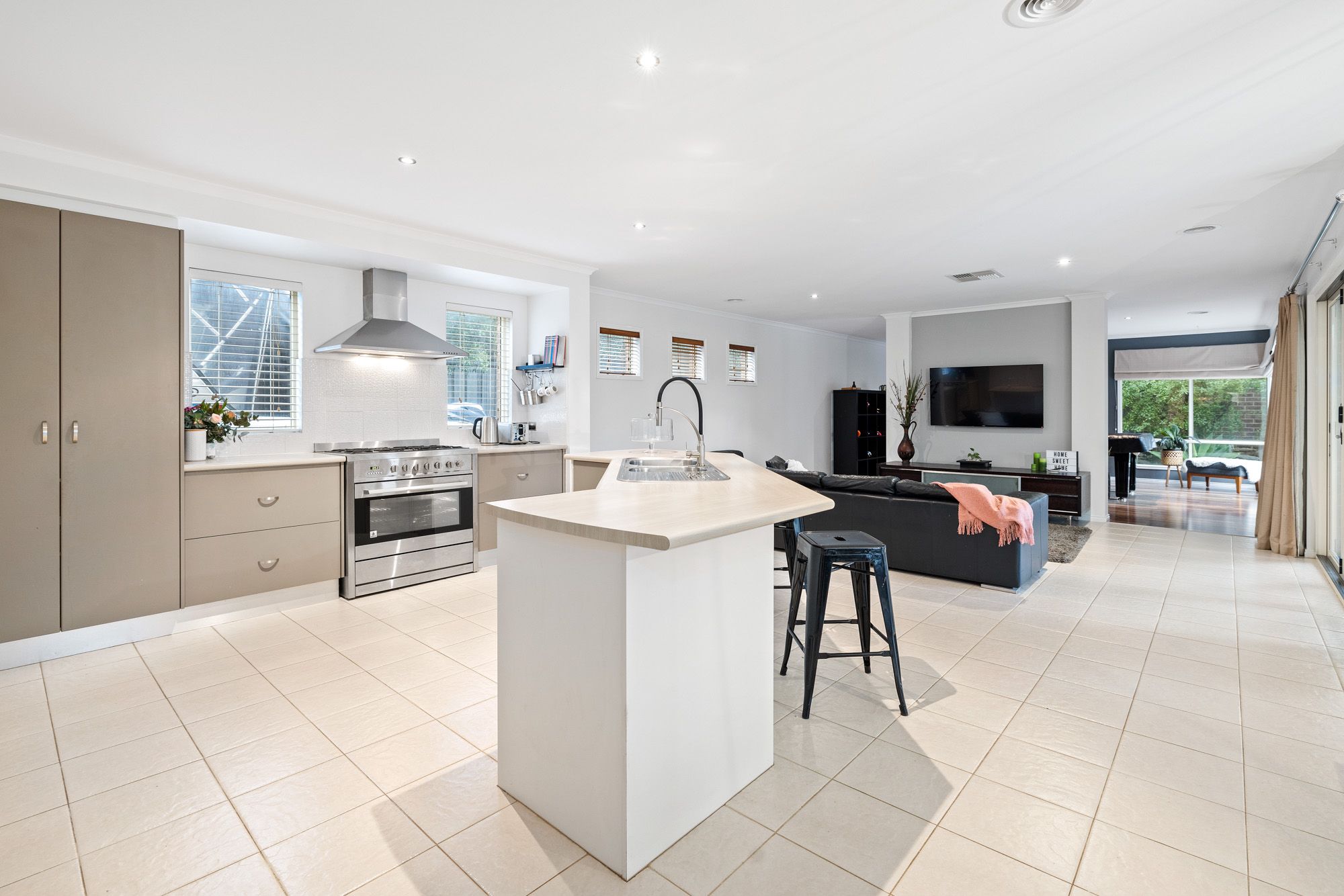2 Yellow Gum Way, MANOR LAKES, VIC 3024