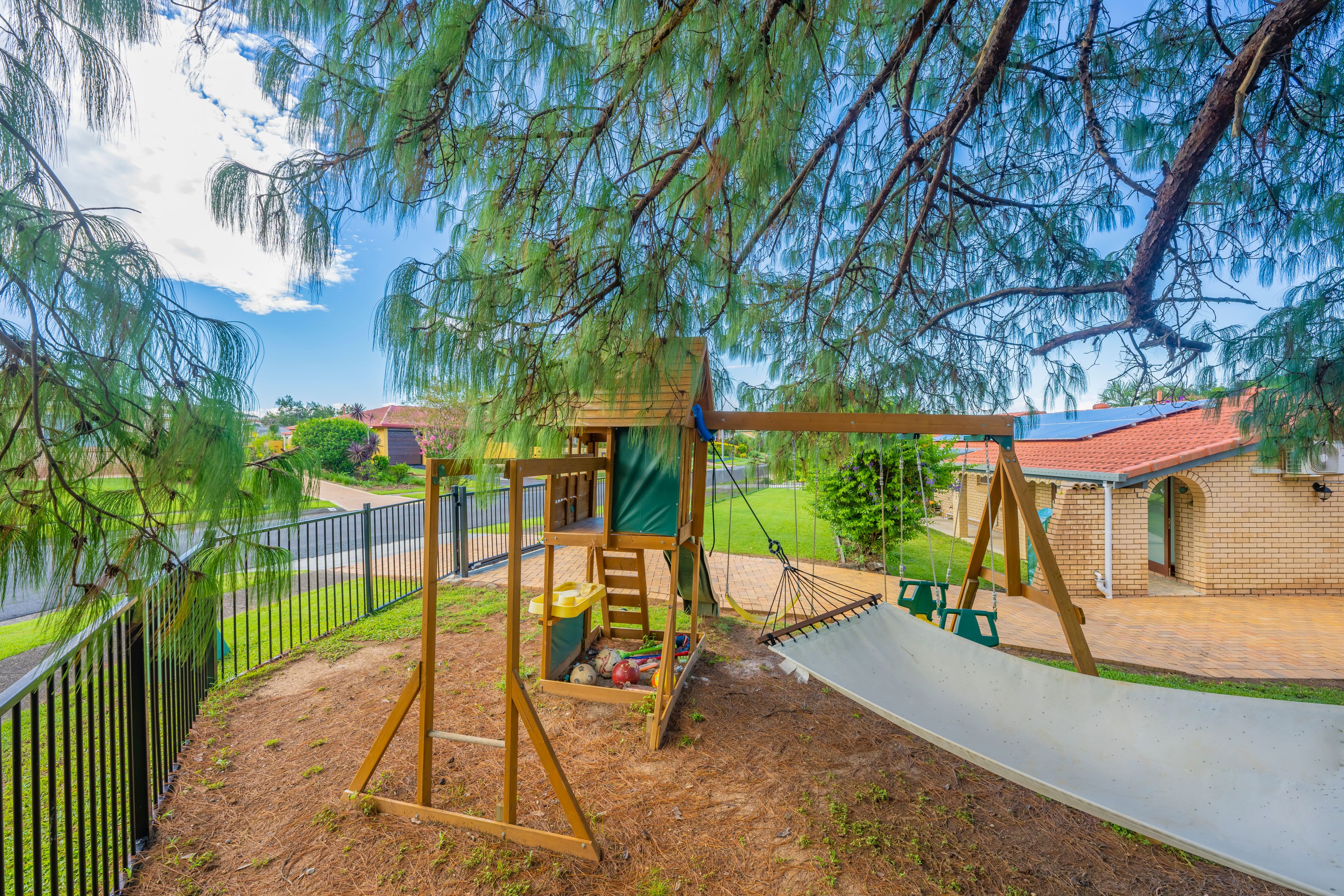 2 Redleaf Street, Mansfield, QLD 4122