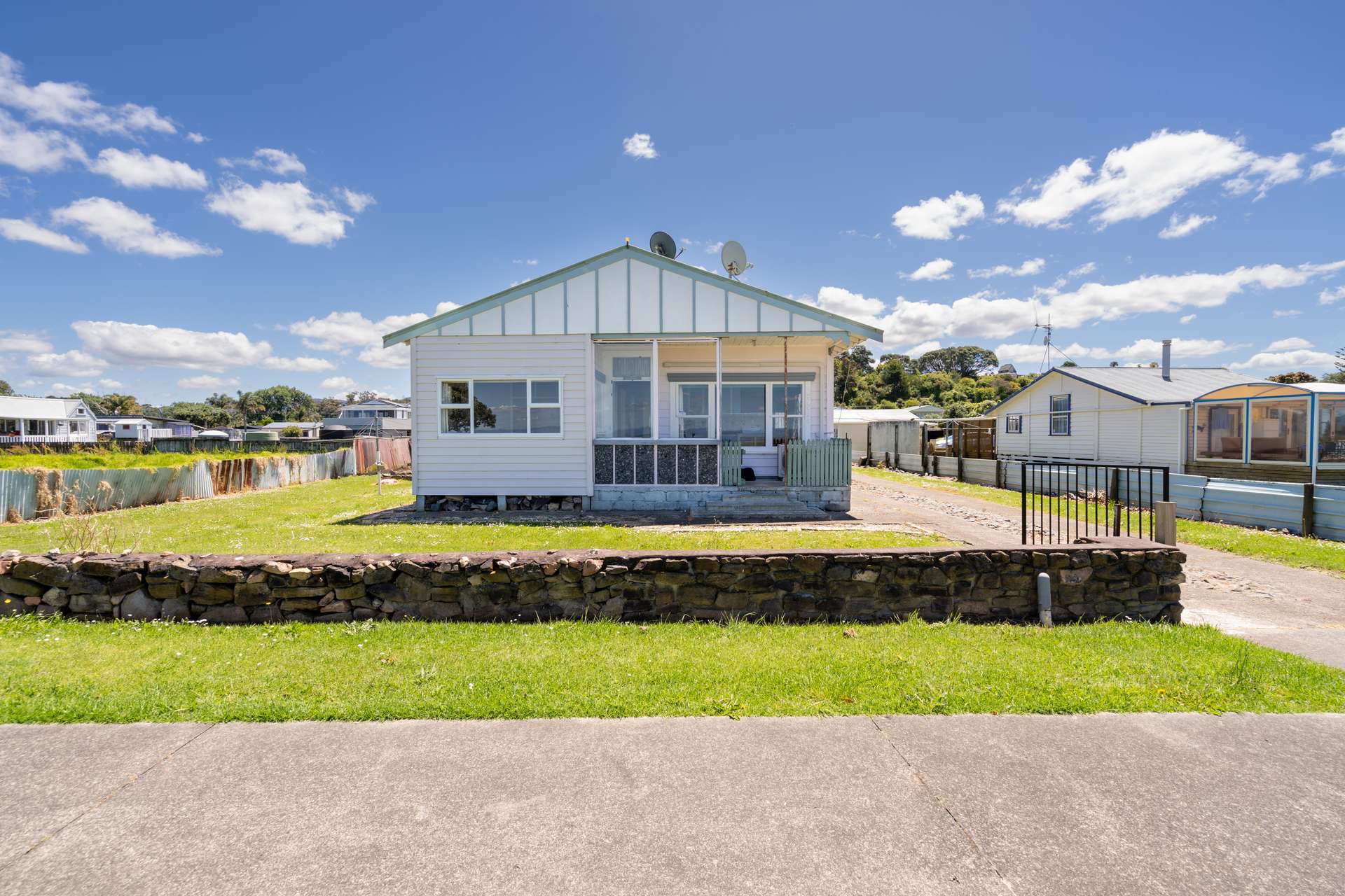923 East Coast Road photo 4