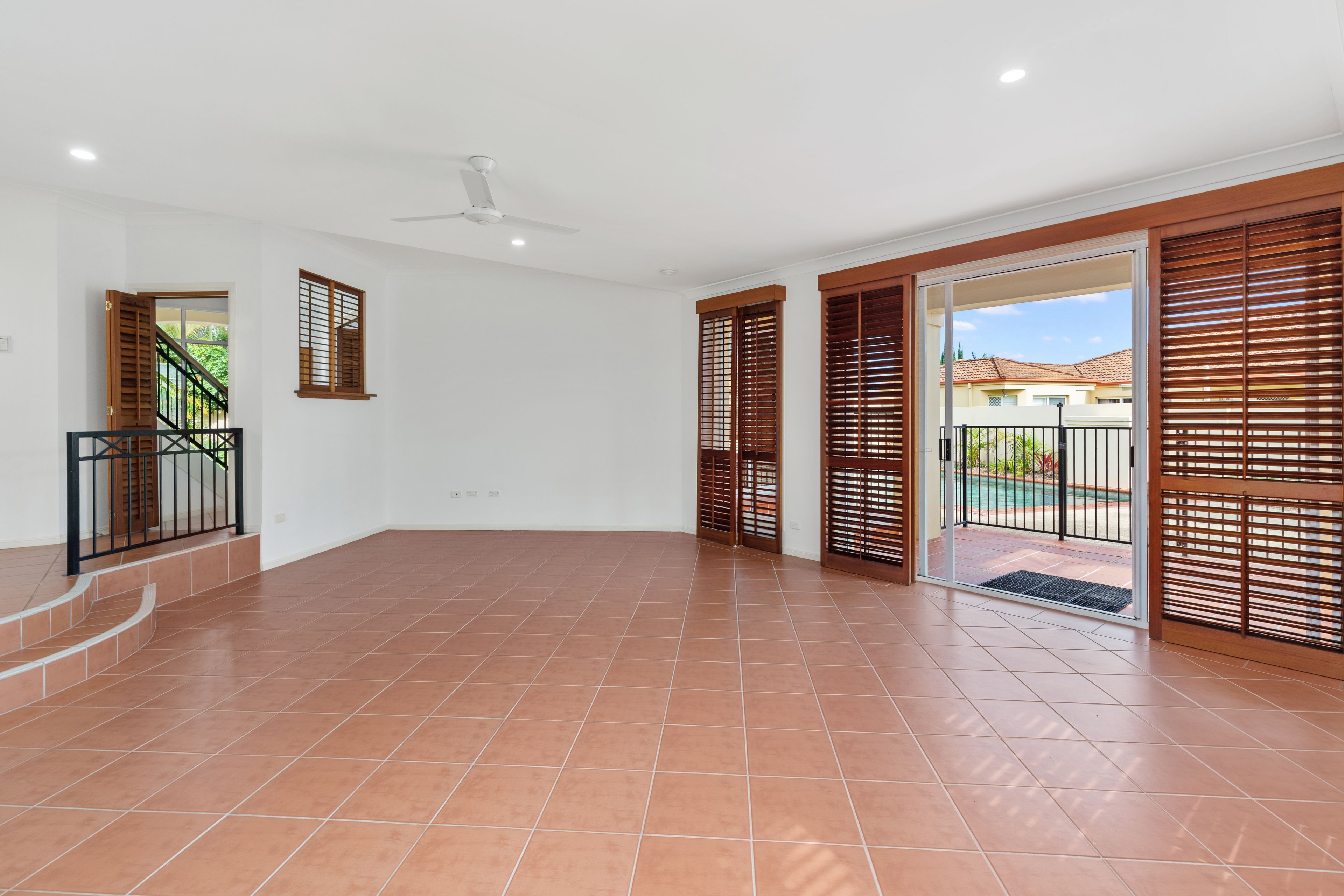 6 Roger Court, Benowa, QLD 4217