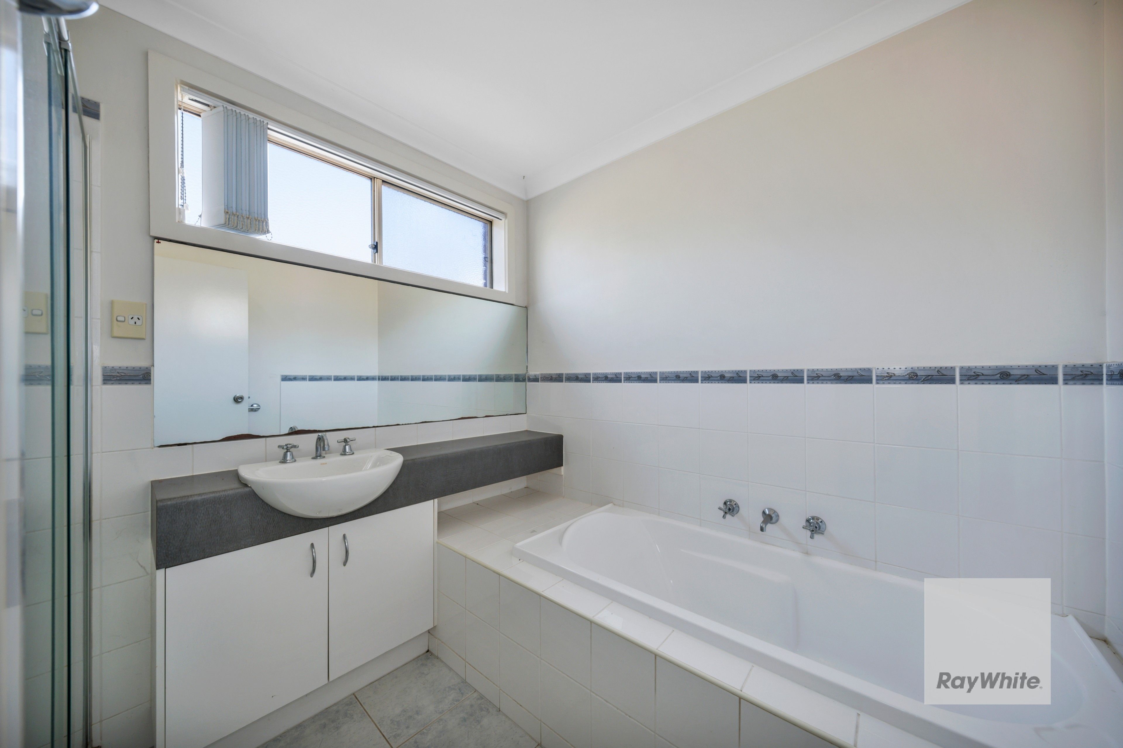4 Gosford Gardens — photo 8 of 9