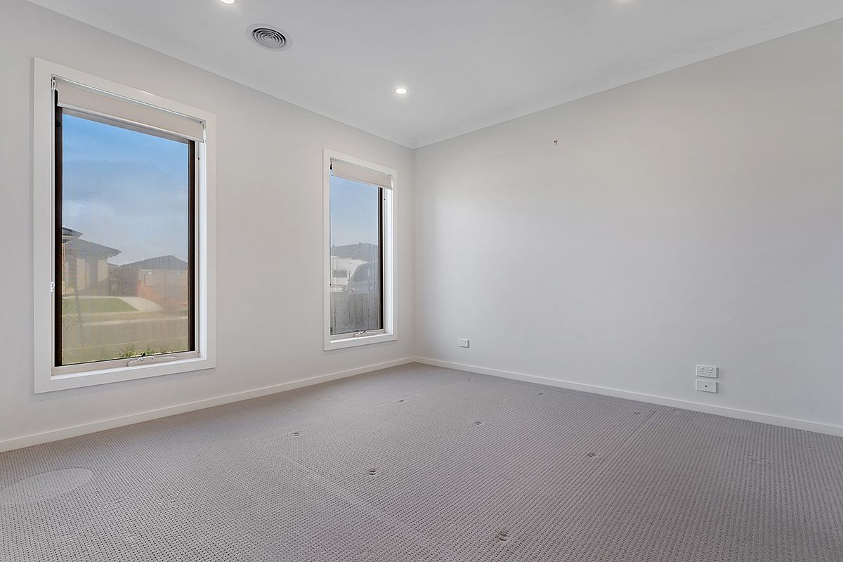 8 Kinkora Avenue, Mickleham, VIC 3064