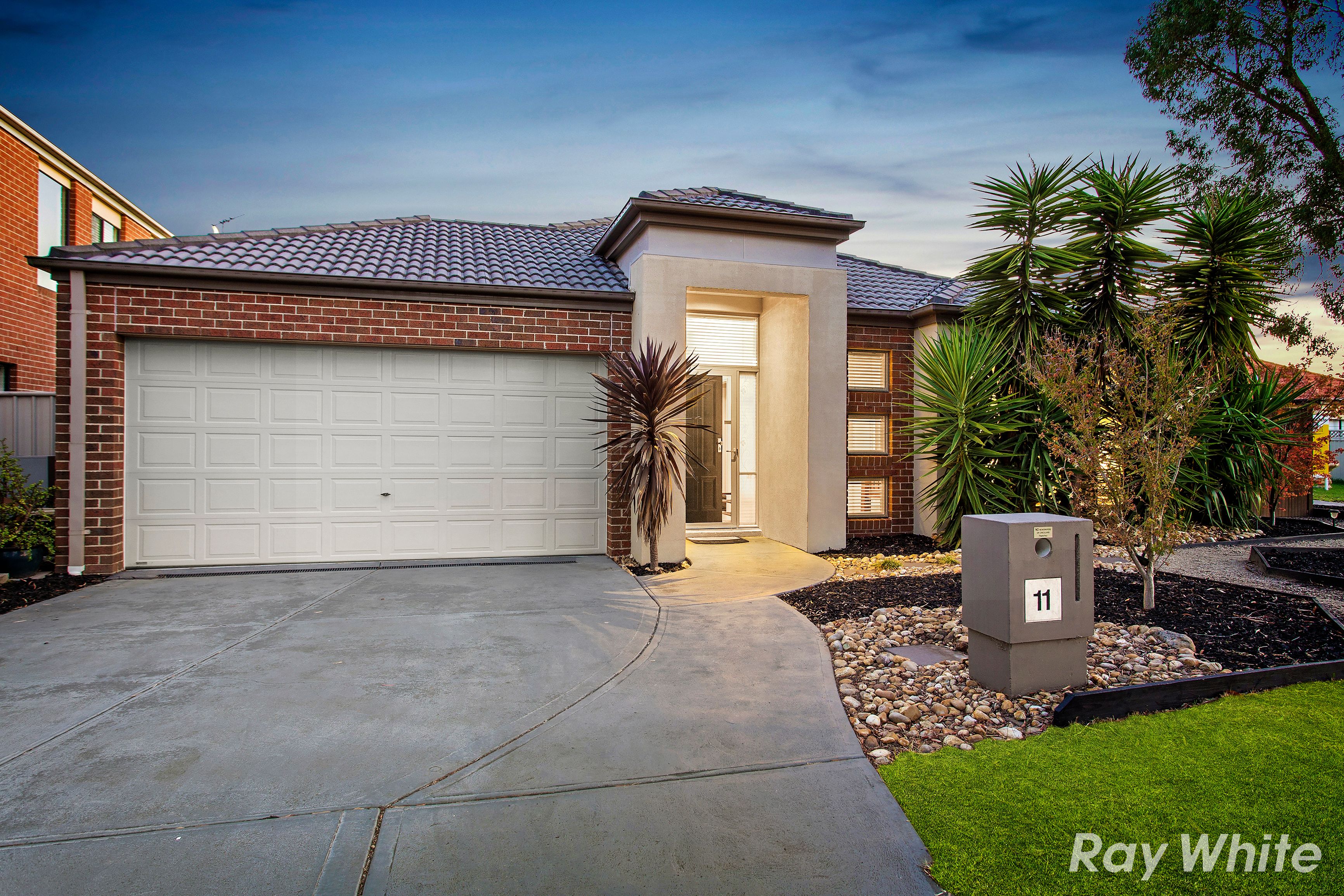 11 Hopkins Pass, Pakenham, VIC 3810